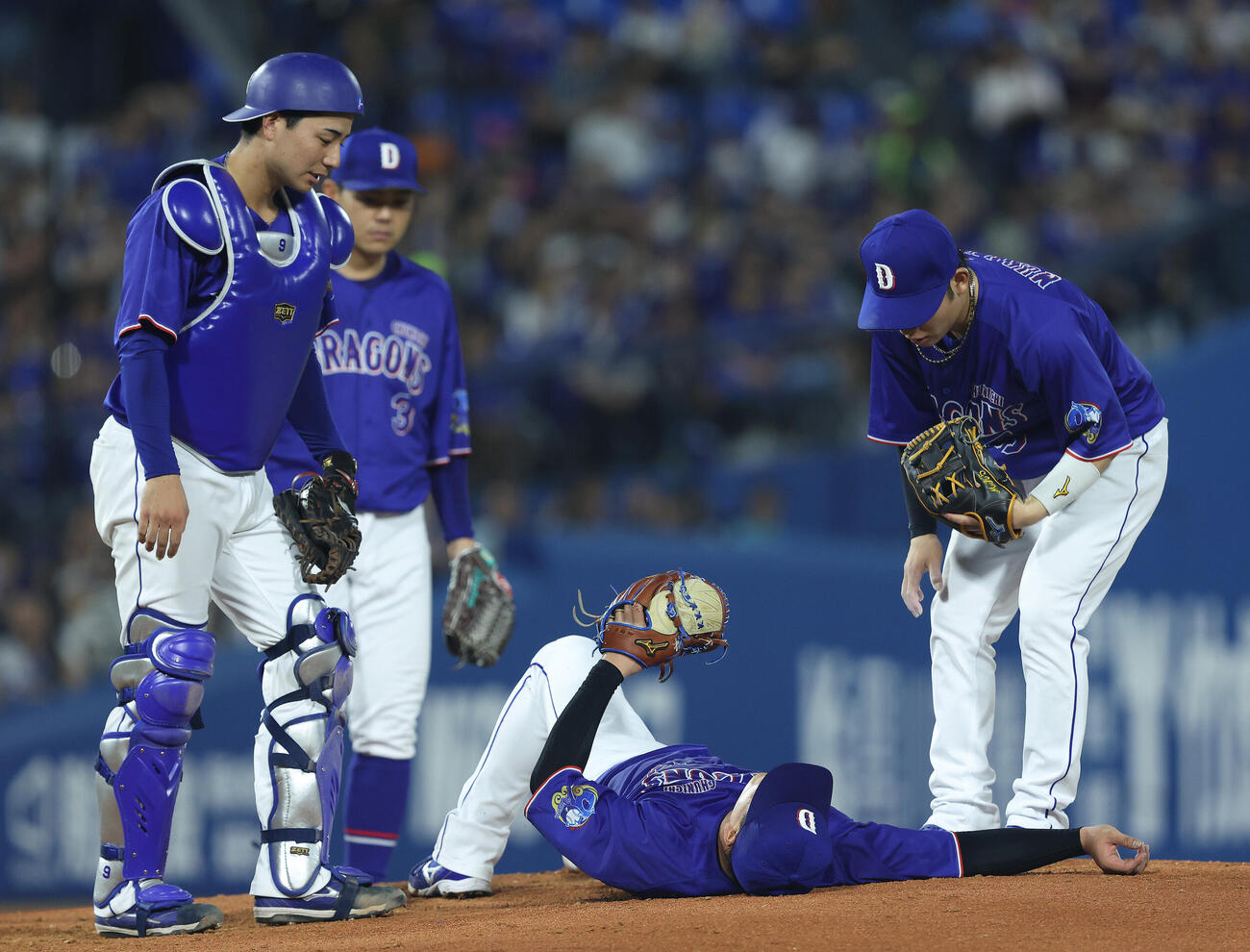 DeNA対中日　4回裏DeNA2死、エンカーナシオンの投前内野安打で倒れ込む柳裕也（撮影・河田真司）