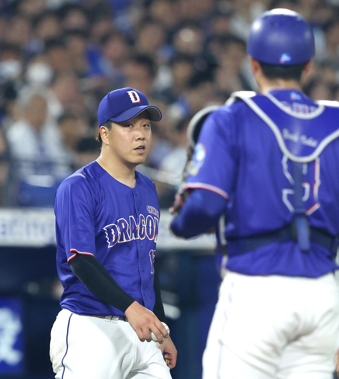 DeNA対中日　4回裏DeNA2死、治療を終えマウンドに戻る柳裕也（撮影・河田真司）