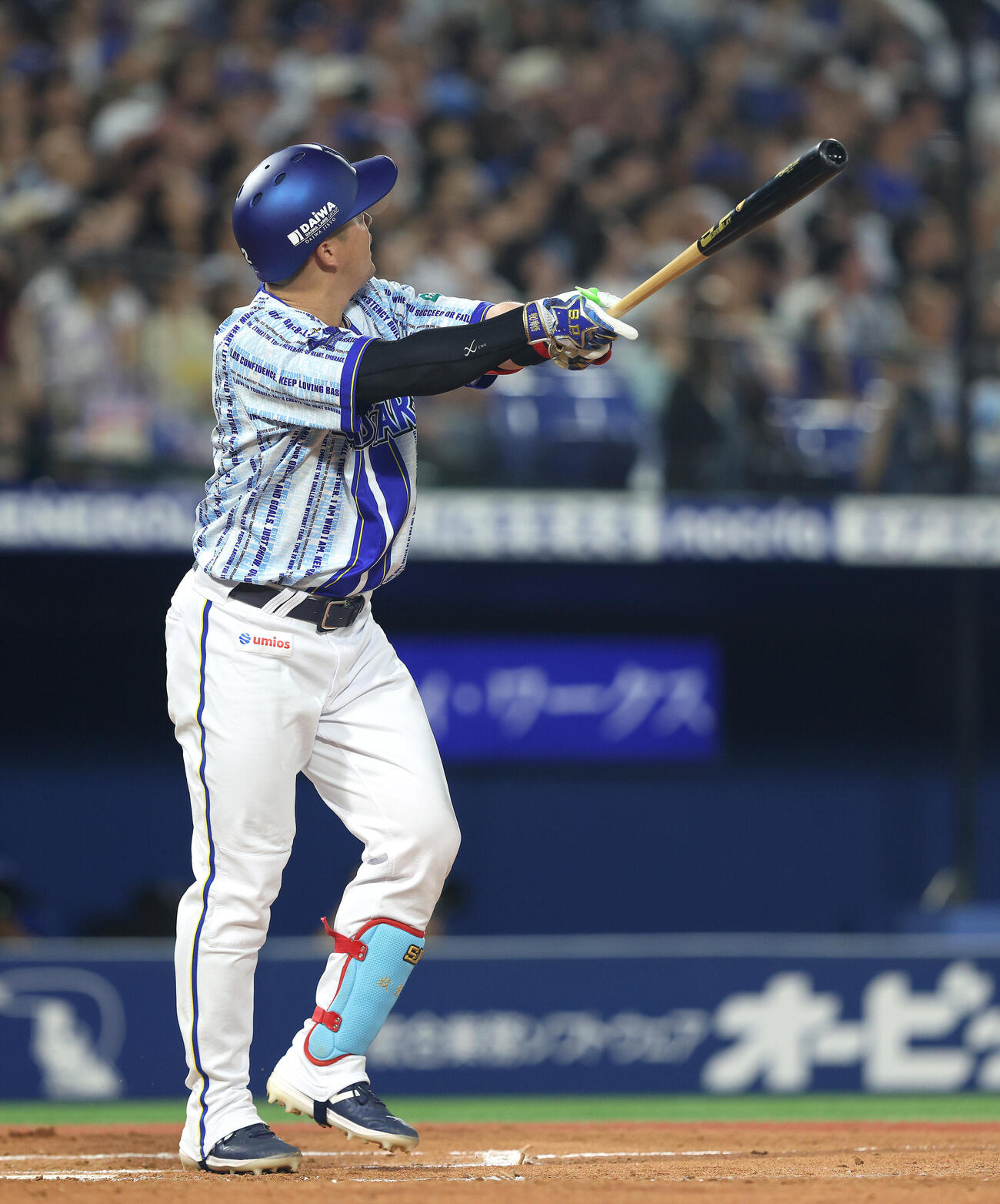 DeNA対中日　4回裏DeNA1死、左越え同点ソロ本塁打を放つ牧秀悟（撮影・河田真司）