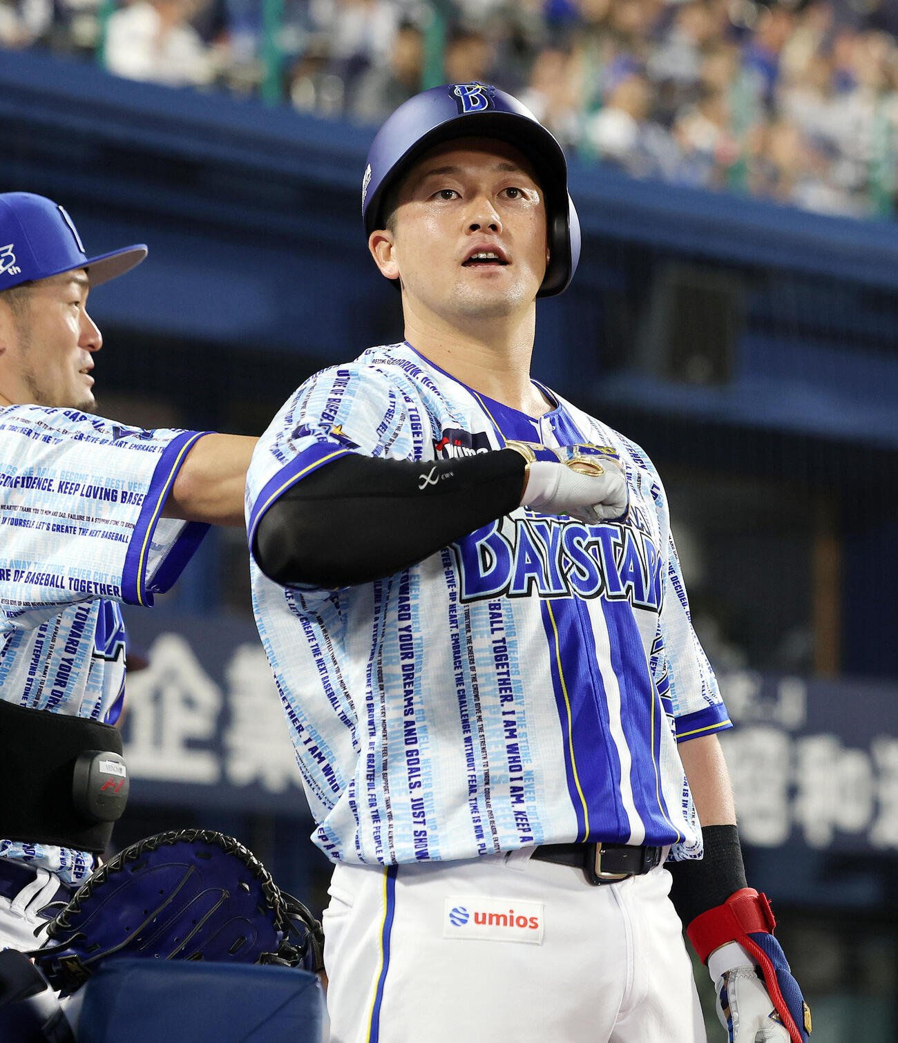 DeNA対中日　4回裏DeNA1死、左越え同点ソロ本塁打で生還し、観客席に向かいデスターシャする牧秀悟（撮影・河田真司）
