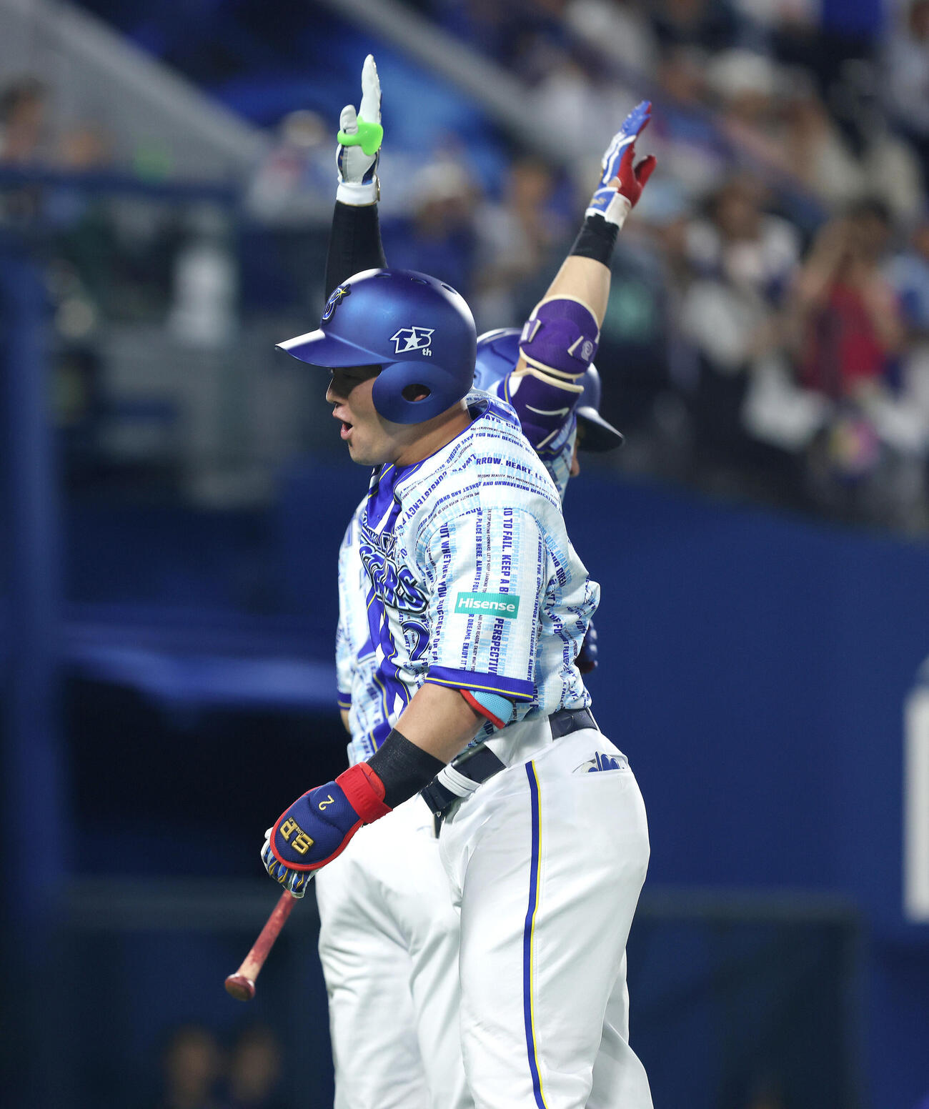 DeNA対中日　4回裏DeNA1死、左越え同点ソロ本塁打で生還する牧秀悟（撮影・河田真司）