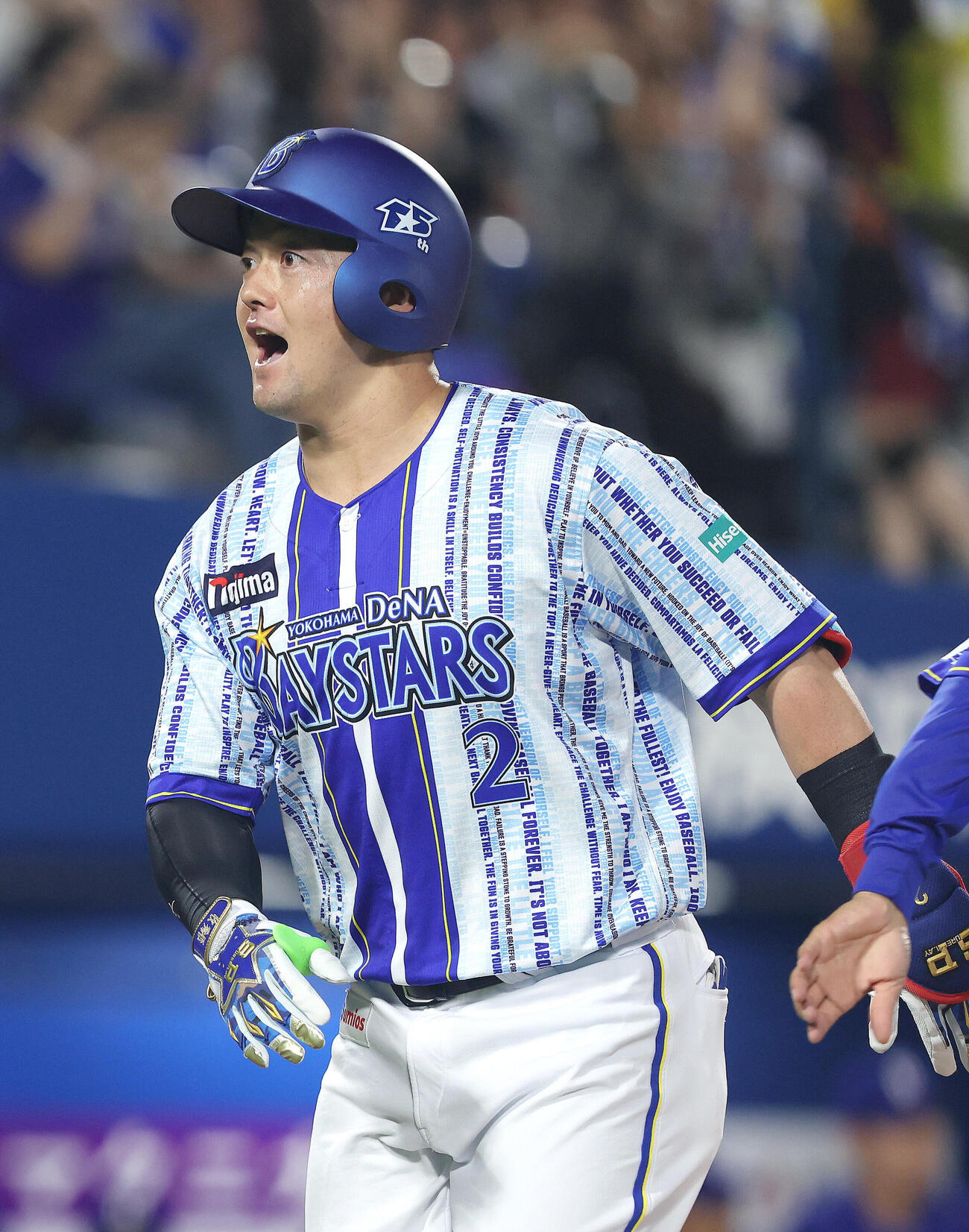 DeNA対中日　4回裏DeNA1死、左越え同点ソロ本塁打で生還する牧秀悟（撮影・河田真司）