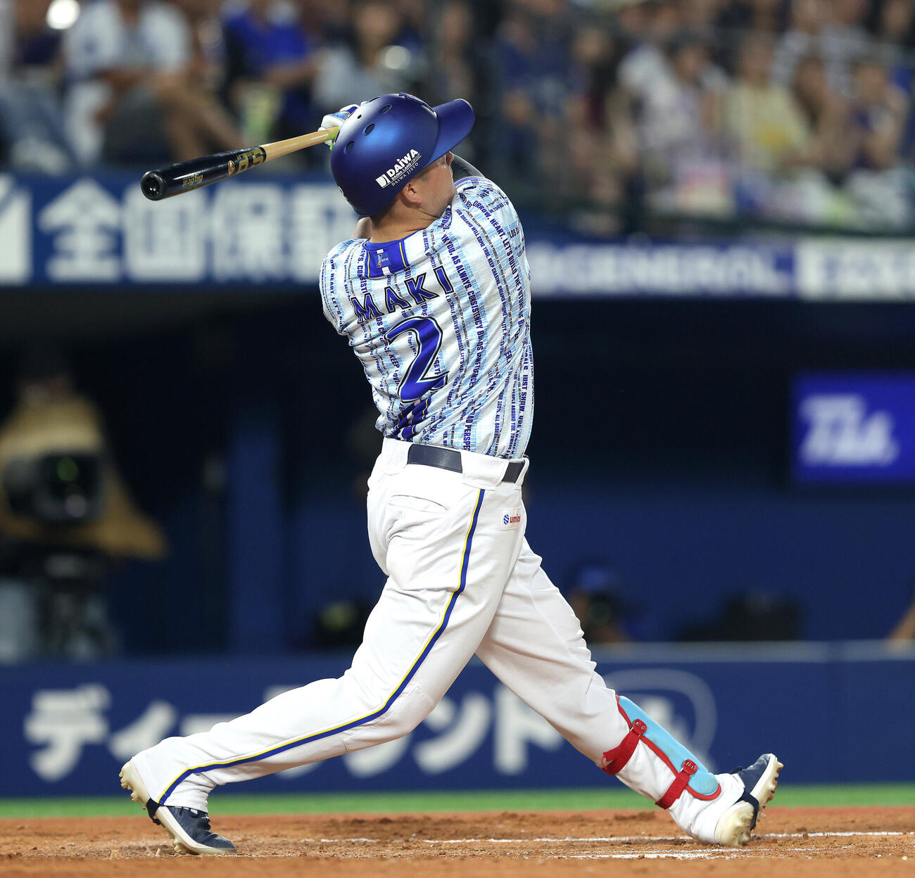 DeNA対中日　4回裏DeNA1死、左越え同点ソロ本塁打を放つ牧秀悟（撮影・河田真司）