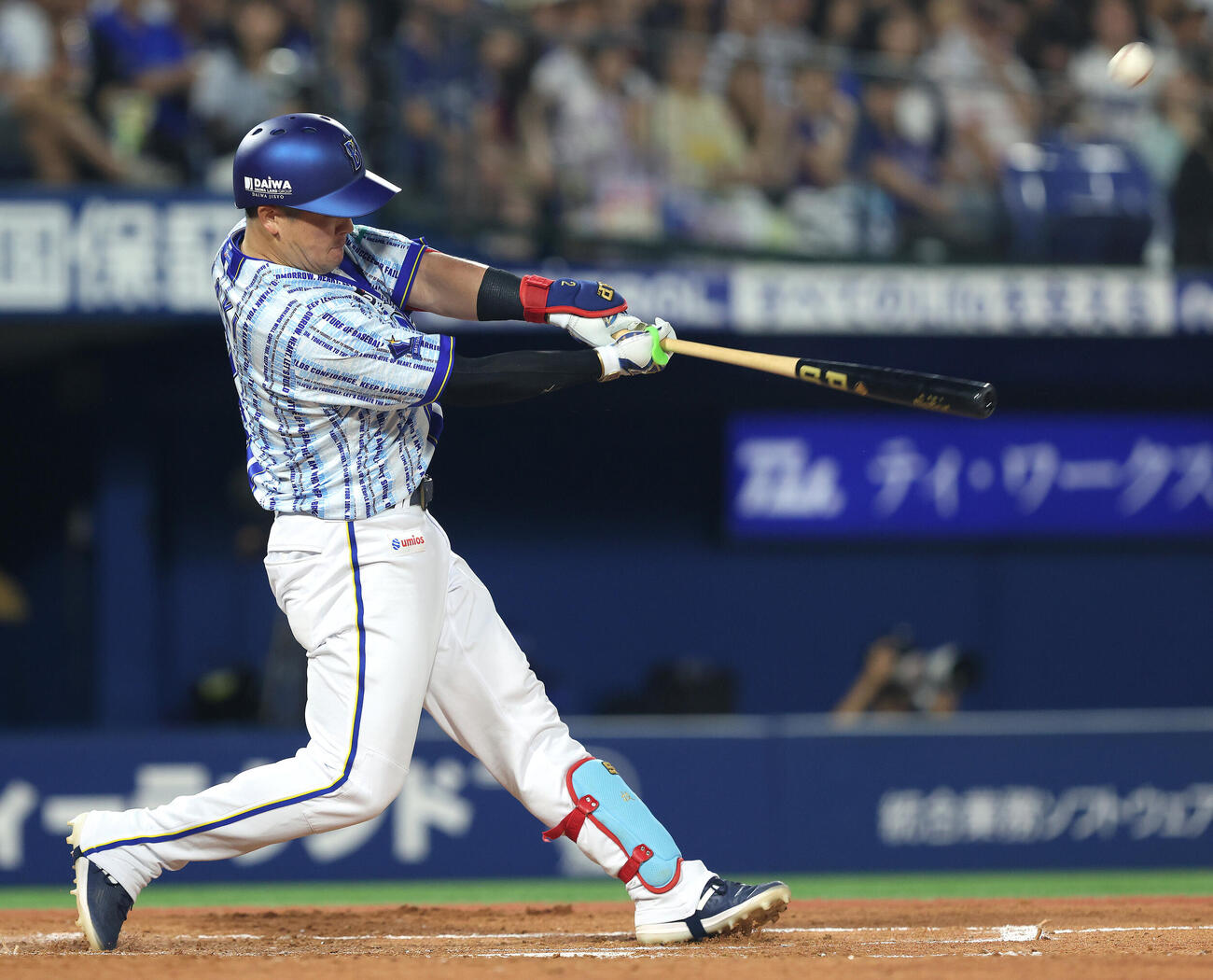 DeNA対中日　4回裏DeNA1死、左越え同点ソロ本塁打を放つ牧秀悟（撮影・河田真司）