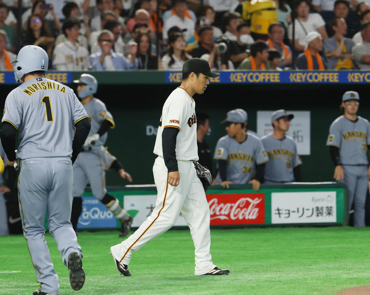 巨人対阪神　5回表阪神無死二、三塁、大山悠輔に適時打を浴びがっくりとする則本昂大（撮影・増田悦実）