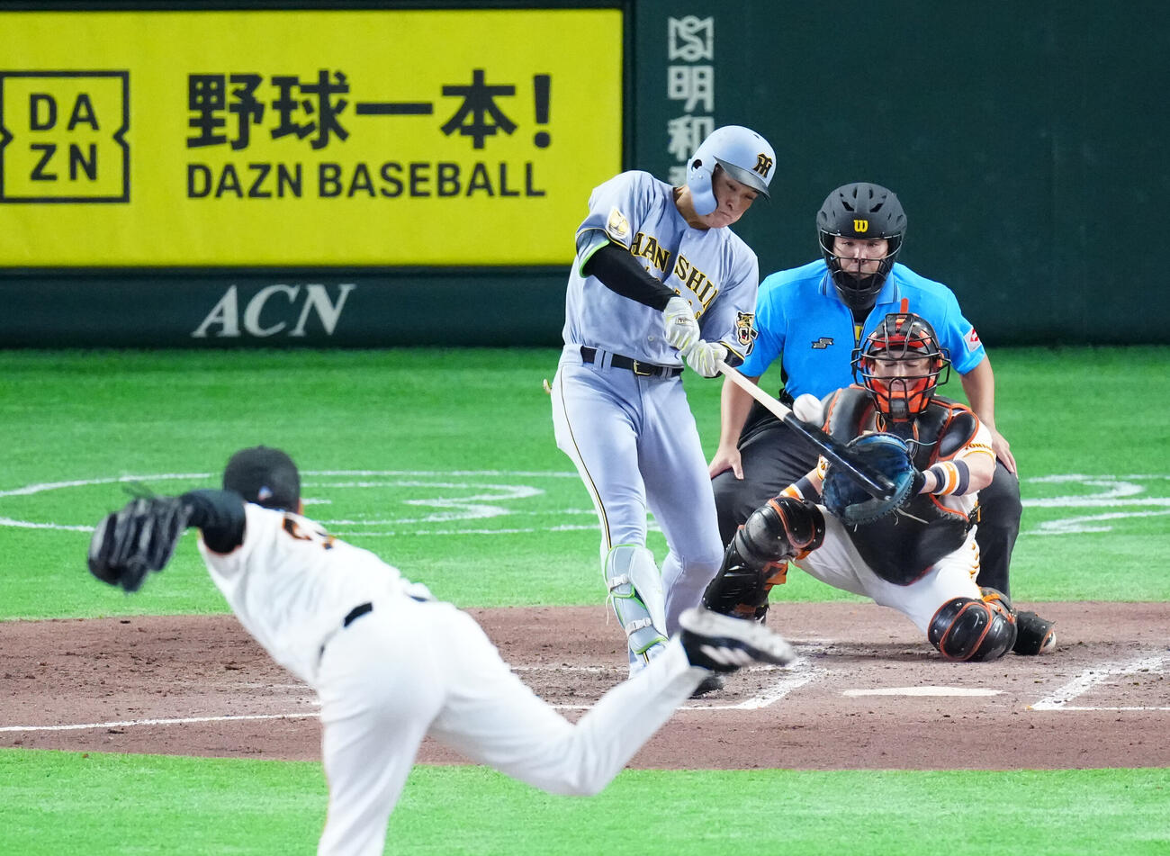 巨人対阪神　4回表阪神2死二塁、適時打を放つ高寺望夢。投手則本昂大（撮影・江口和貴）