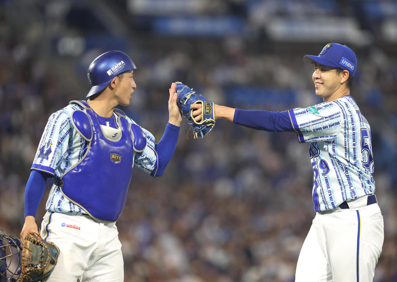 DeNA対中日　4回表を抑えタッチを交わす松尾汐恩（左）と平良拳太郎（撮影・河田真司）