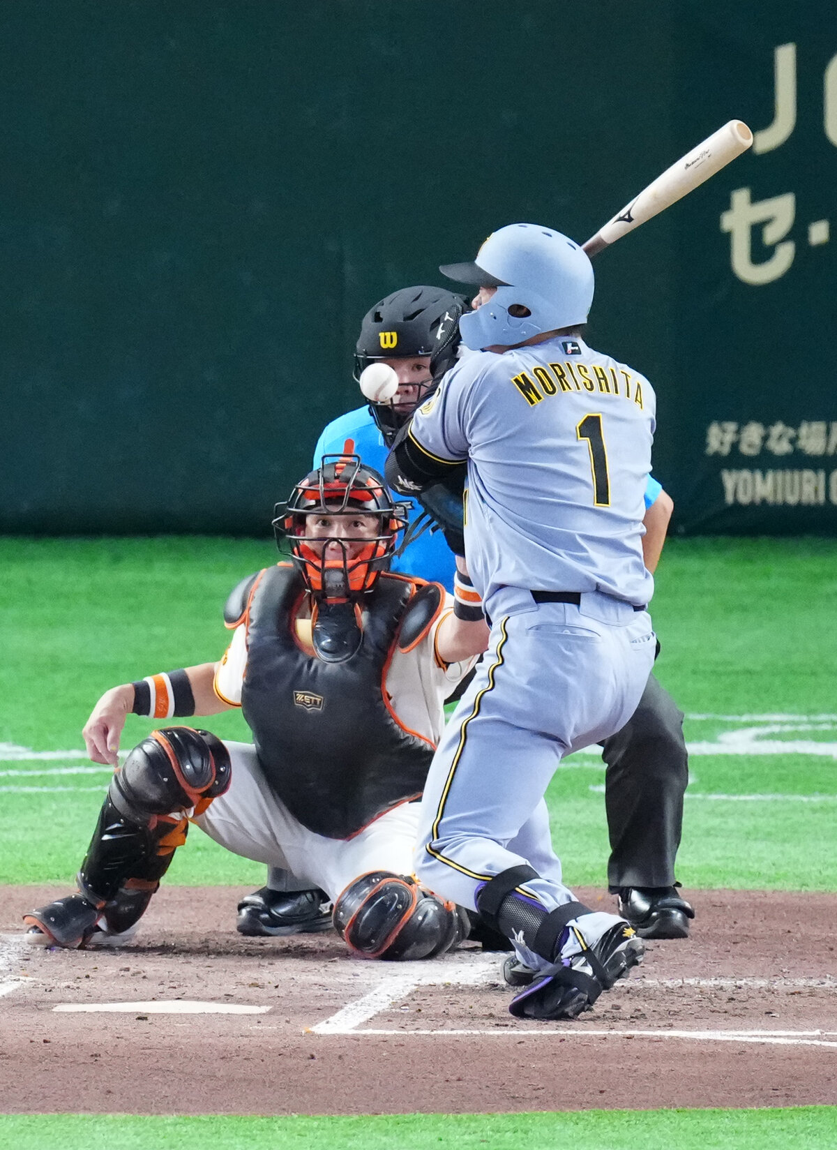 巨人対阪神　3回表阪神2死一塁、死球を受ける森下翔太（撮影・江口和貴）