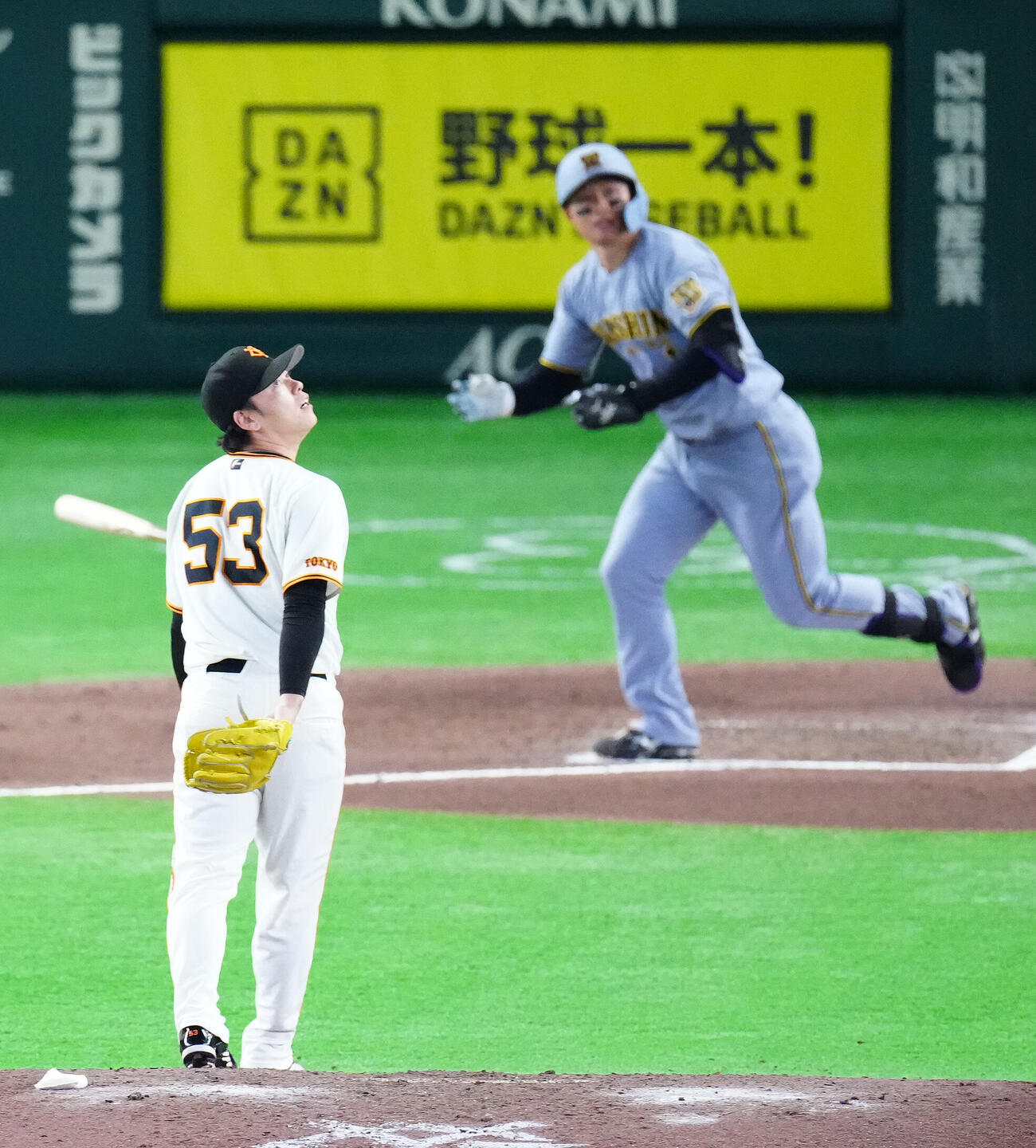 巨人対阪神　6回表阪神2死一塁、森下翔太（右）に2点本塁打を浴びる高梨雄平（撮影・江口和貴）