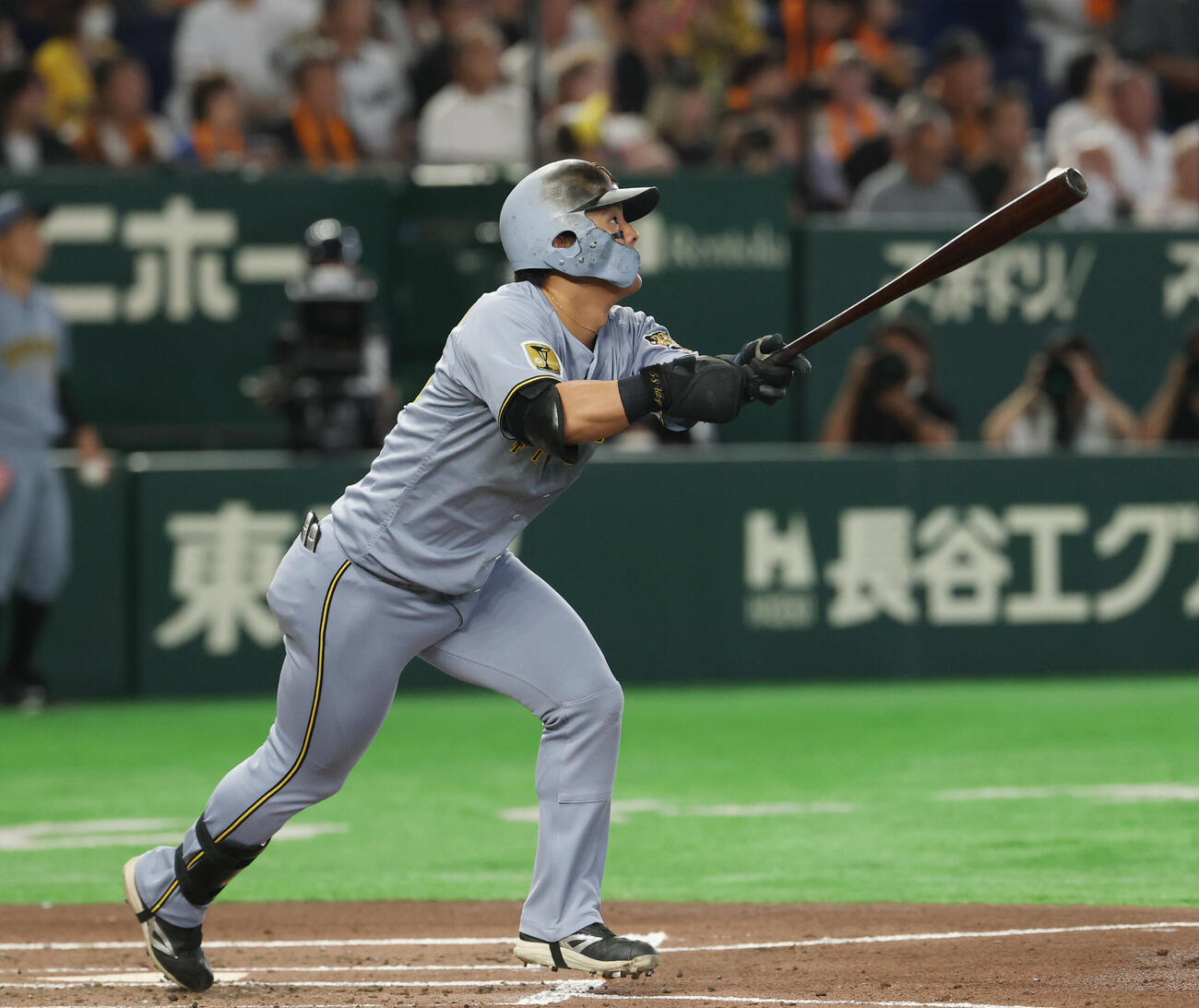 巨人対阪神　2回表阪神1死一塁、2点本塁打を放つ前川右京（撮影・増田悦実）