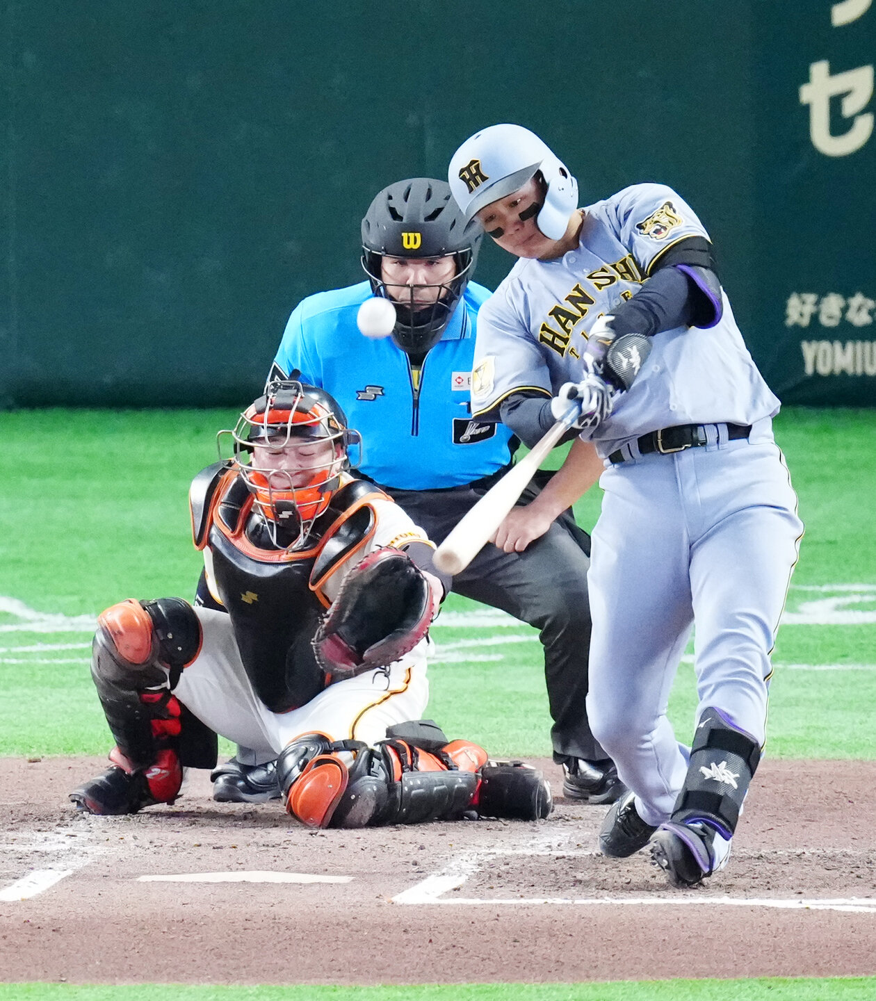 巨人対阪神　6回表阪神2死一塁、2点本塁打を放つ森下翔太（撮影・江口和貴）