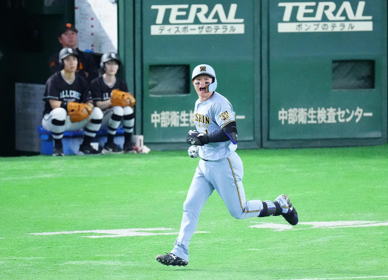 巨人対阪神　6回表阪神2死一塁、2点本塁打を放った森下翔太（撮影・江口和貴）