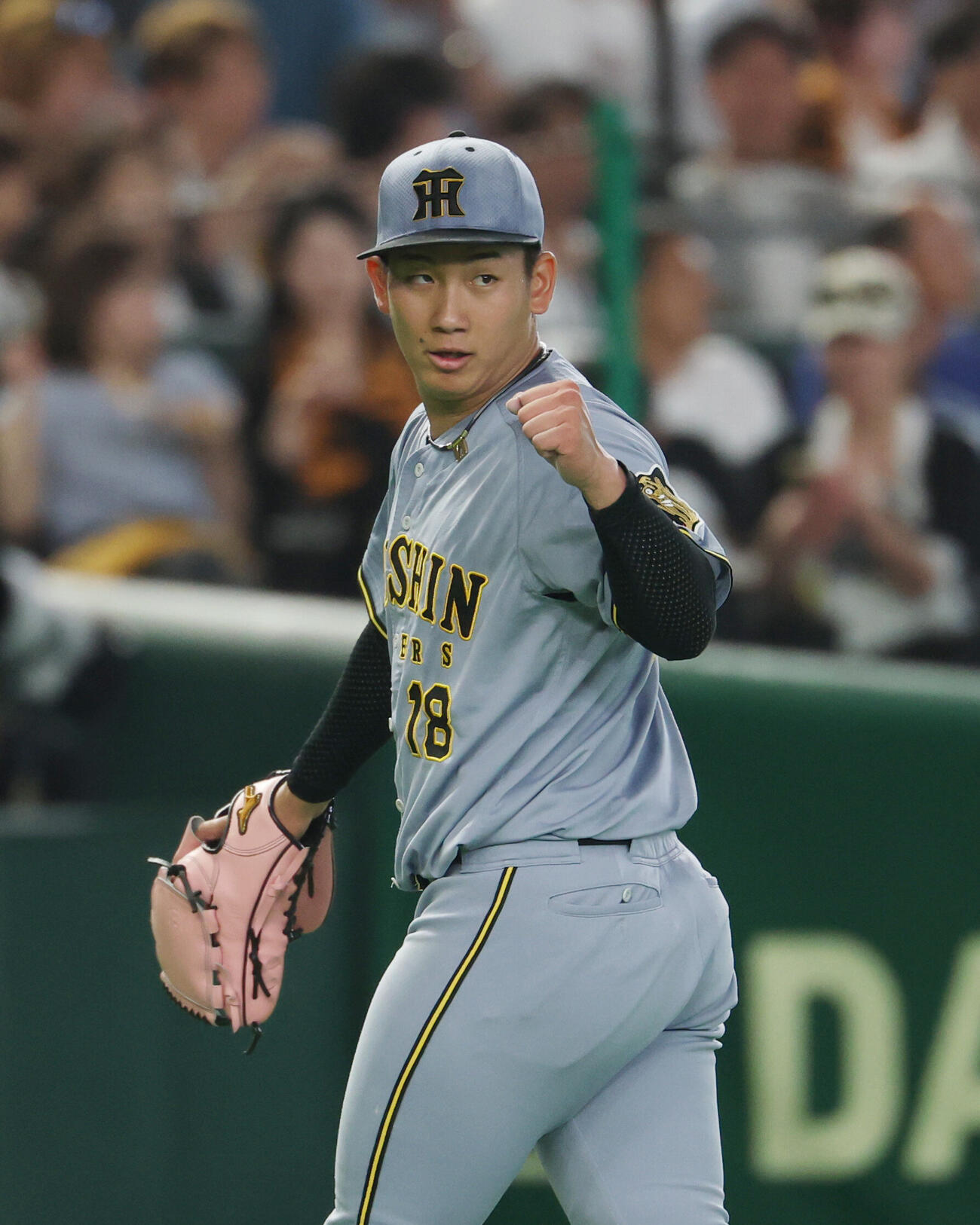 巨人対阪神　4回裏を終え大山悠輔に声をかけられガッツポーズをする伊原陵人（撮影・増田悦実）