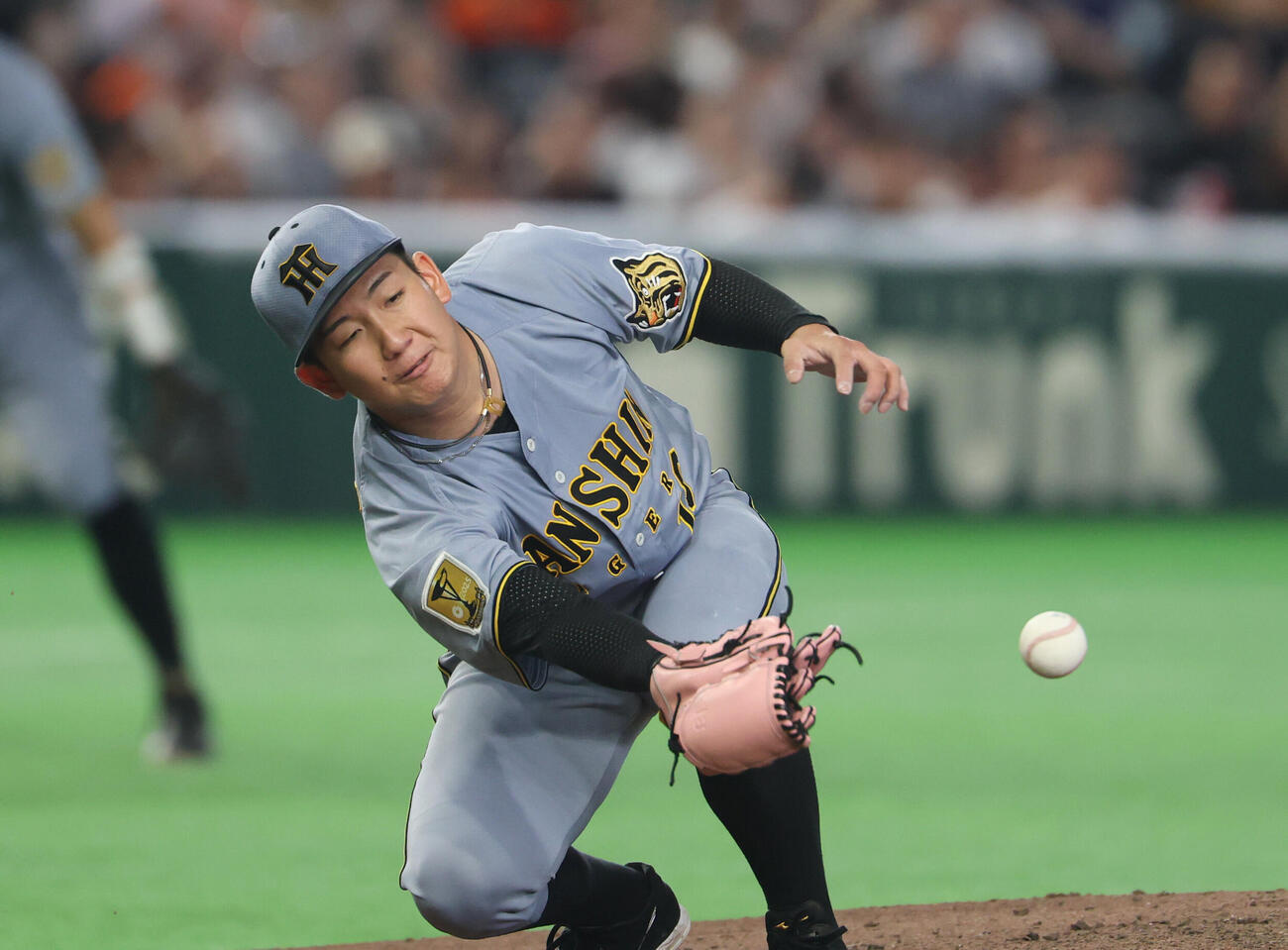 巨人対阪神　5回裏巨人2死、浦田俊輔の内野安打をはじく伊原陵人（撮影・増田悦実）