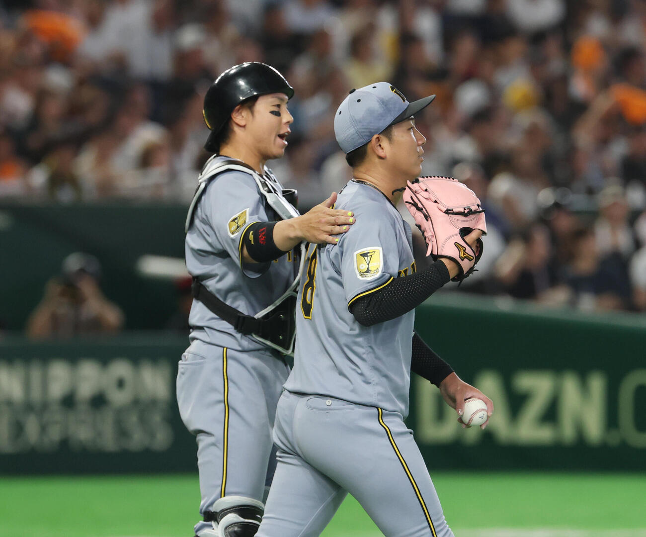 巨人対阪神　1回裏巨人1死満塁、泉口友汰の犠飛で先制点を浴び梅野隆太郎（左）に声をかけられる伊原陵人（撮影・増田悦実）