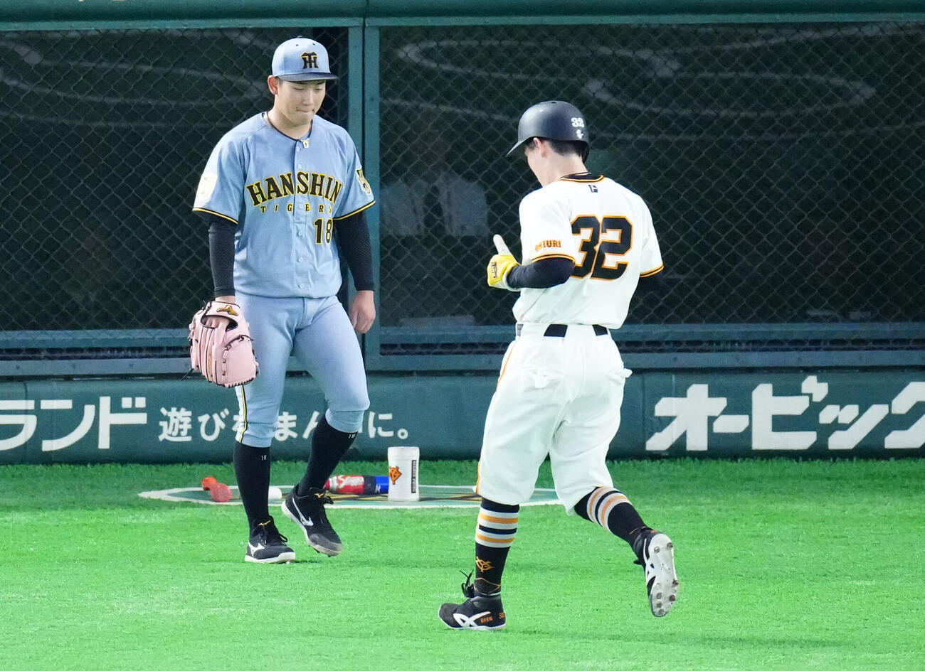 巨人対阪神　1回裏巨人1死満塁、泉口友汰に先制犠飛を浴びた伊原陵人（左）（撮影・江口和貴）