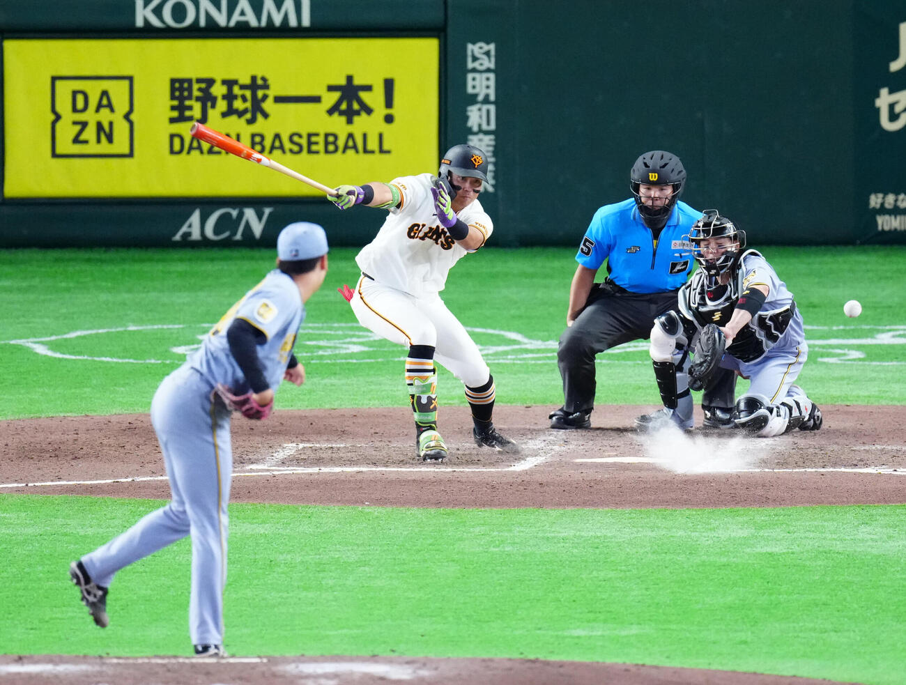 巨人対阪神　7回裏巨人2死、内野安打とする知念大成（撮影・江口和貴）