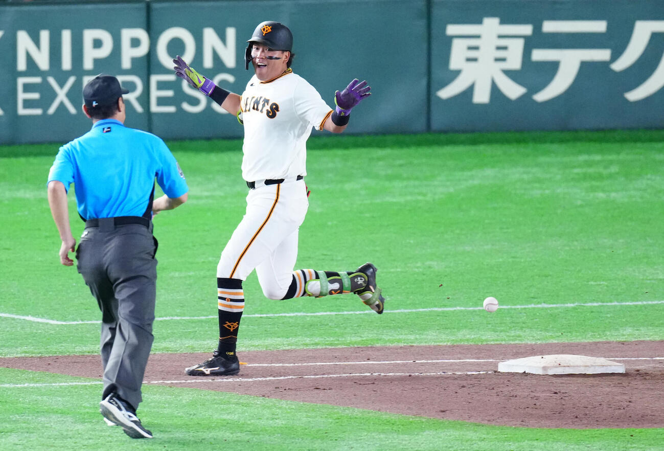 巨人対阪神　7回裏巨人2死、内野安打とする知念大成（撮影・江口和貴）