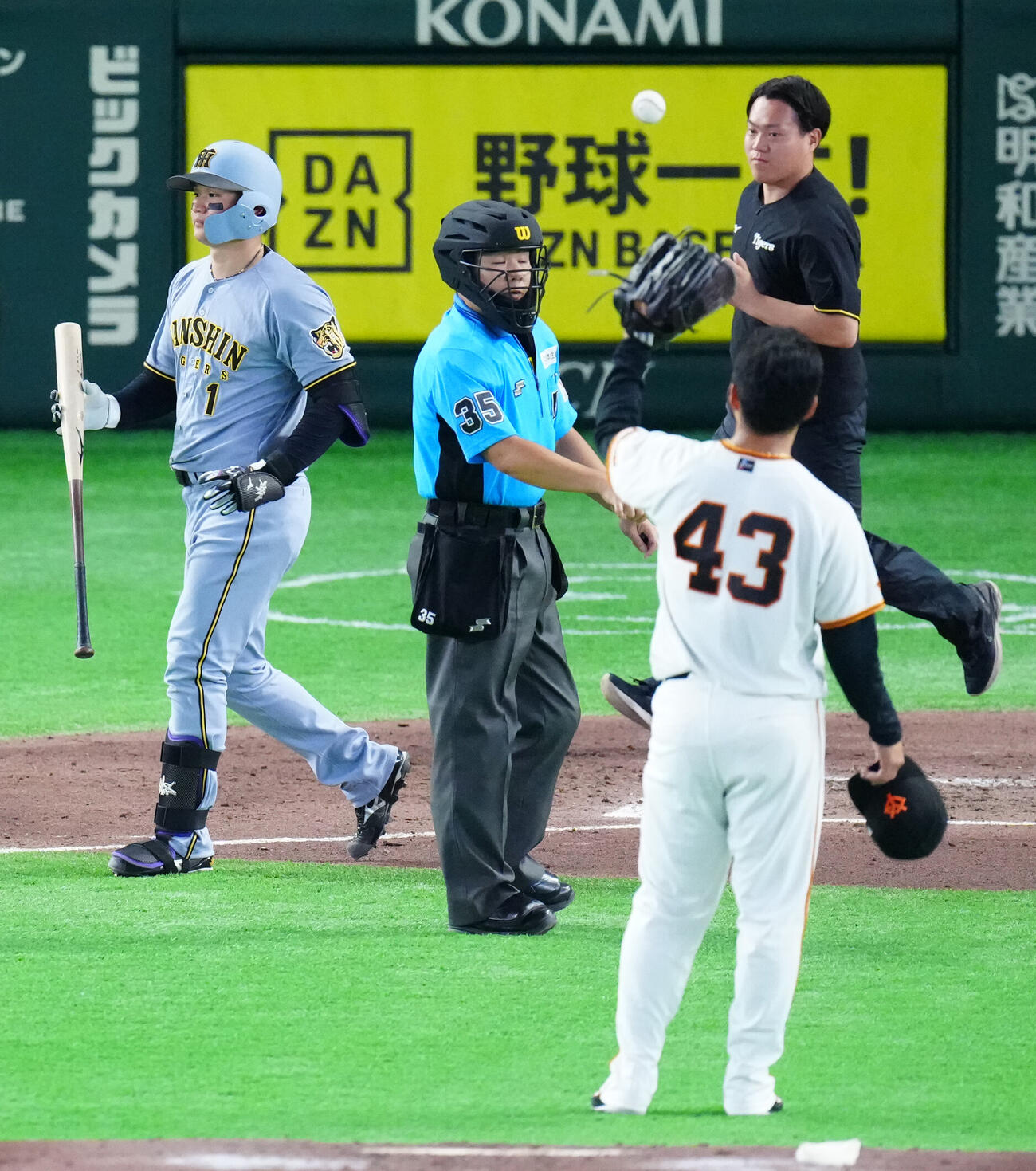 巨人対阪神　3回表阪神2死一塁、死球を受けた森下翔太（左）（撮影・江口和貴）
