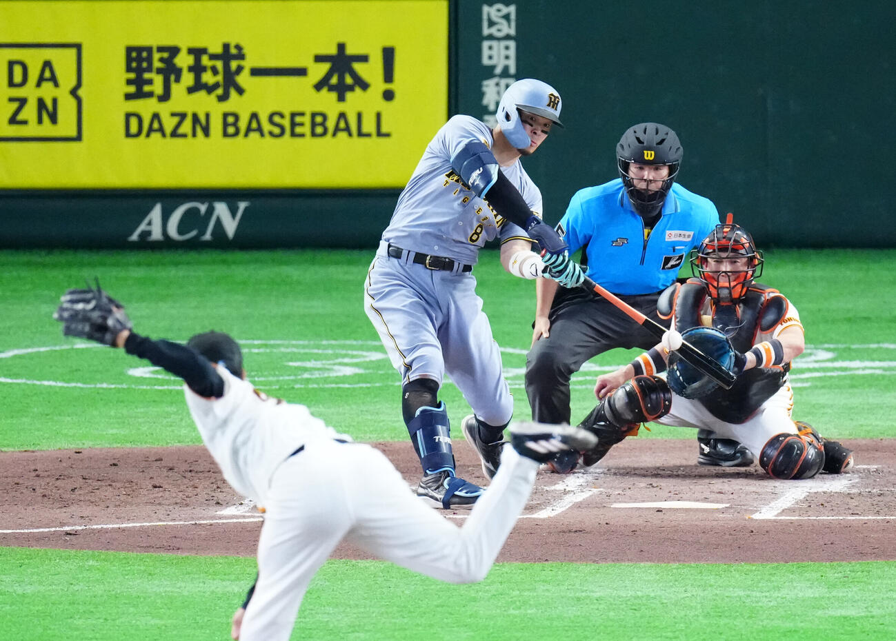 巨人対阪神　3回表阪神2死一、二塁、適時二塁打を放つ佐藤輝明。投手則本昂大（撮影・江口和貴）