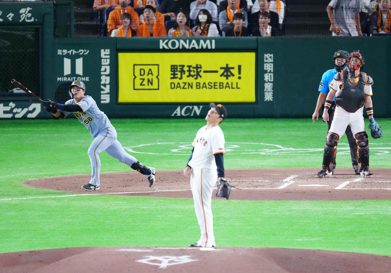巨人対阪神　2回表阪神1死一塁、2点本塁打を放つ前川右京。投手則本昂大（撮影・江口和貴）