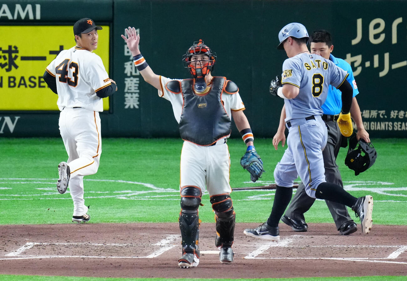 巨人対阪神　3回表阪神2死二、三塁、大山悠輔に適時打を浴びた則本昂大。中央は小林誠司、右は生還する佐藤輝明（撮影・江口和貴）