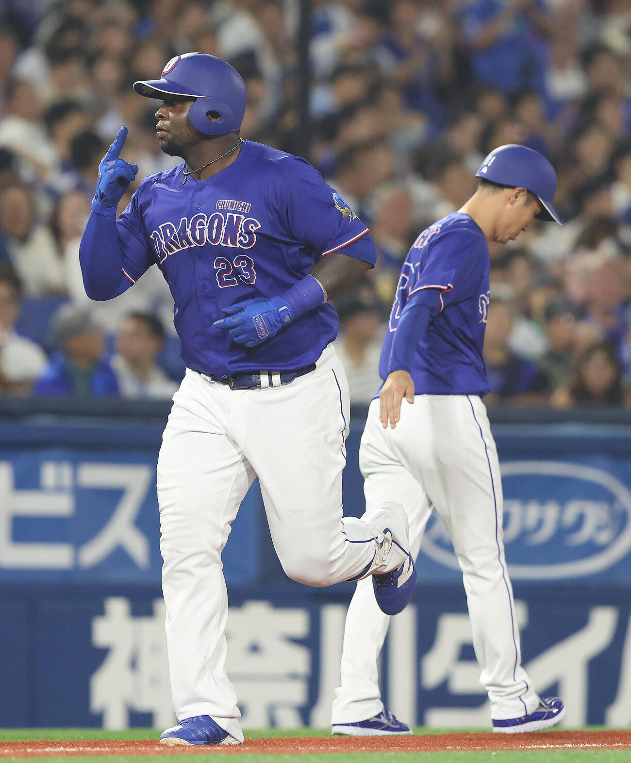 DeNA対中日　8回表中日無死二塁、左中間逆転2点本塁打を放ちダイヤモンドを回るサノー（撮影・河田真司）