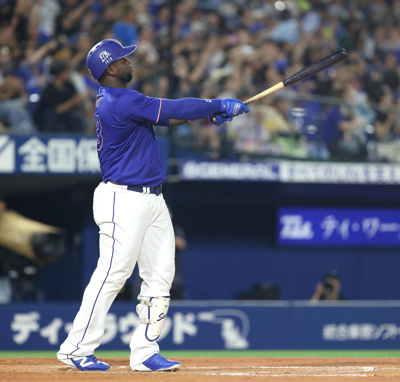 DeNA対中日　8回表中日無死二塁、左中間逆転2点本塁打を放つサノー（撮影・河田真司）
