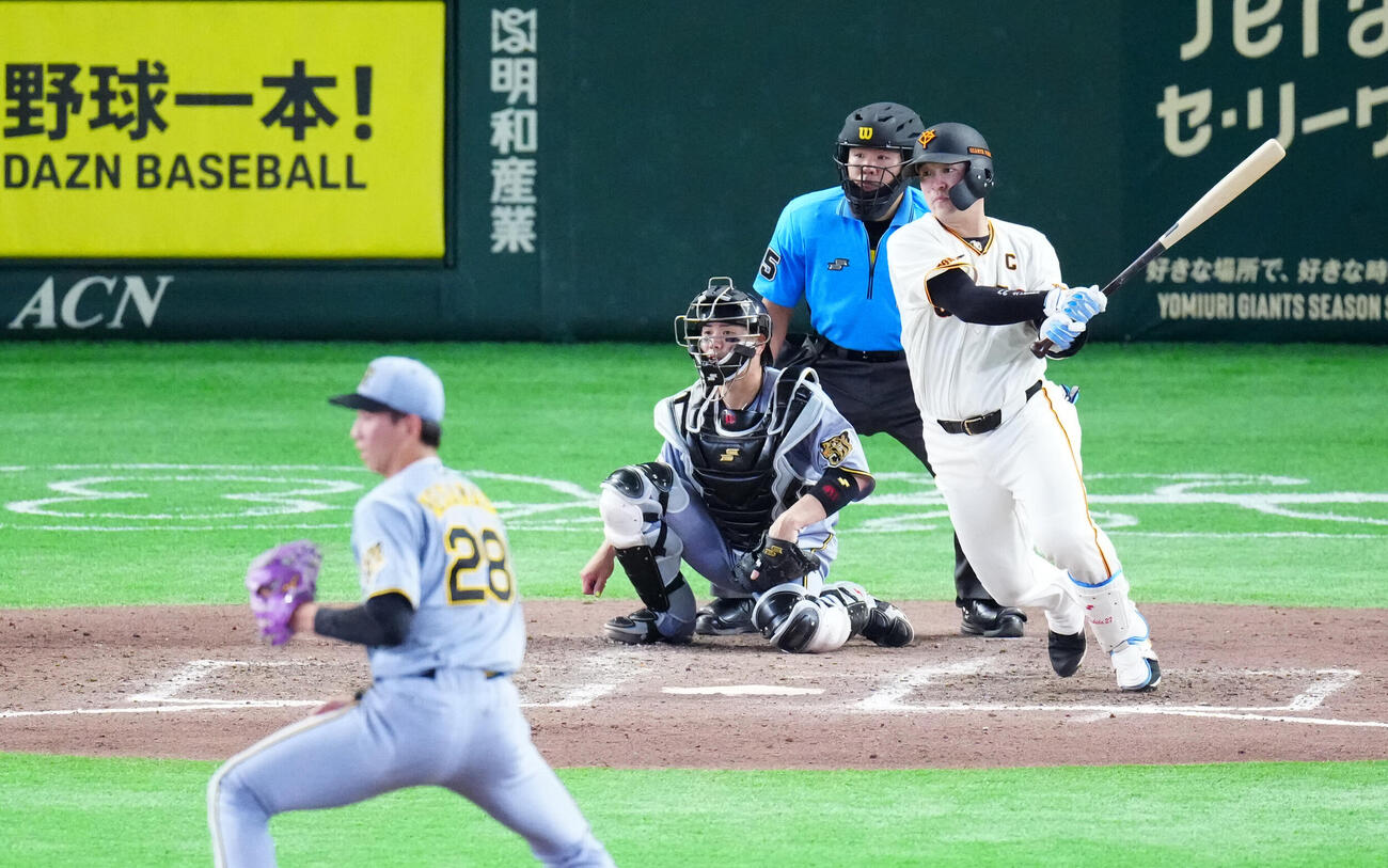巨人対阪神　9回裏巨人1死二塁、右前打を放つ岸田行倫。投手今朝丸裕喜（撮影・江口和貴）