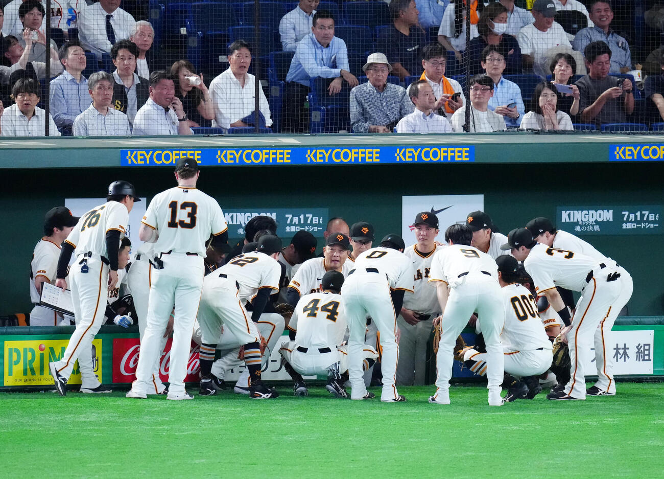 巨人対阪神　5回裏開始前、円陣を組み、選手たちに話す巨人橋上秀樹監督代行（中央）（撮影・江口和貴）