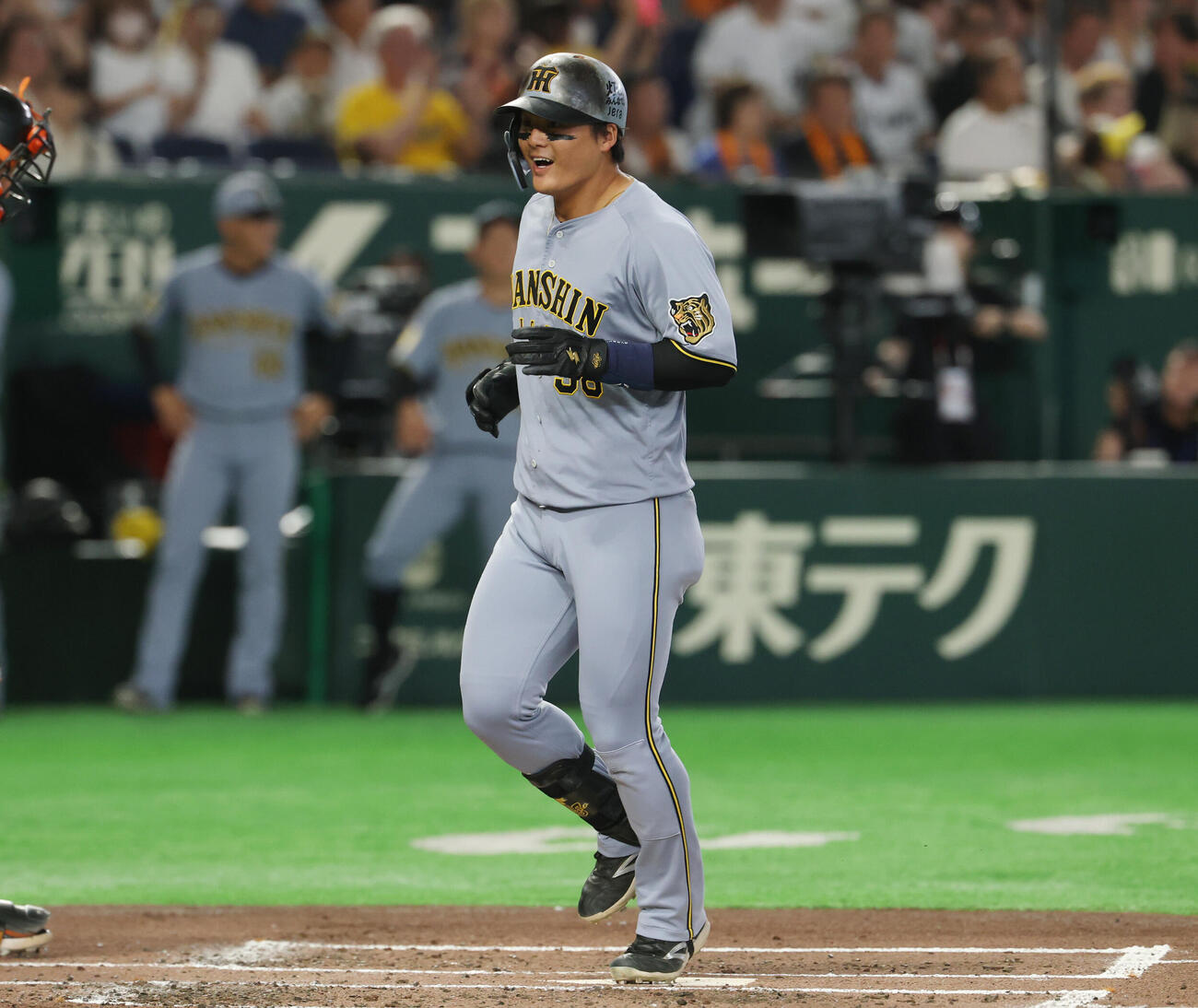 巨人対阪神　2回表阪神1死一塁、2点本塁打を放ち笑顔で生還する前川右京（撮影・増田悦実）