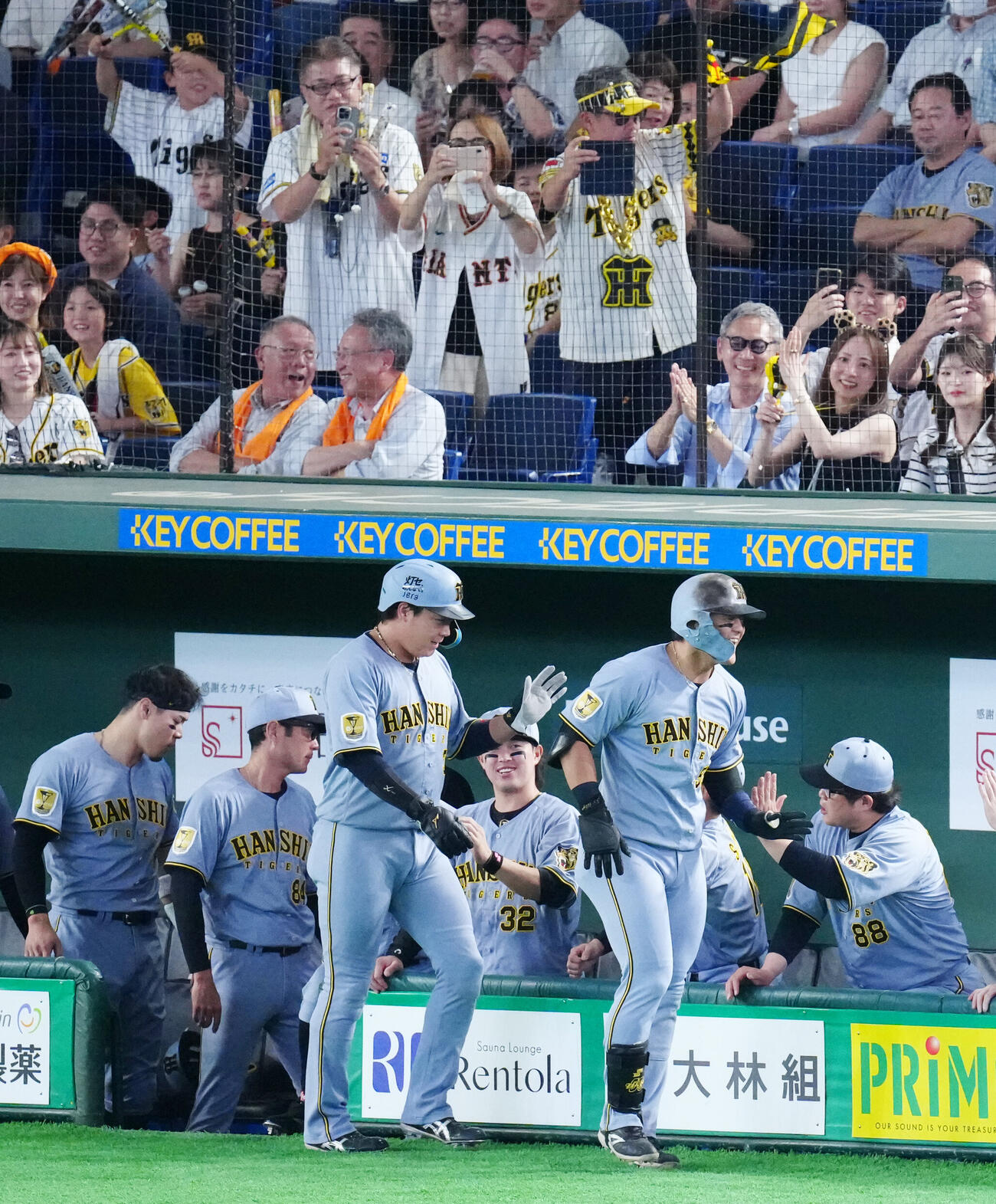 巨人対阪神　2回表阪神1死一塁、2点本塁打を放ちタッチを交わす前川右京（中央右）（撮影・江口和貴）