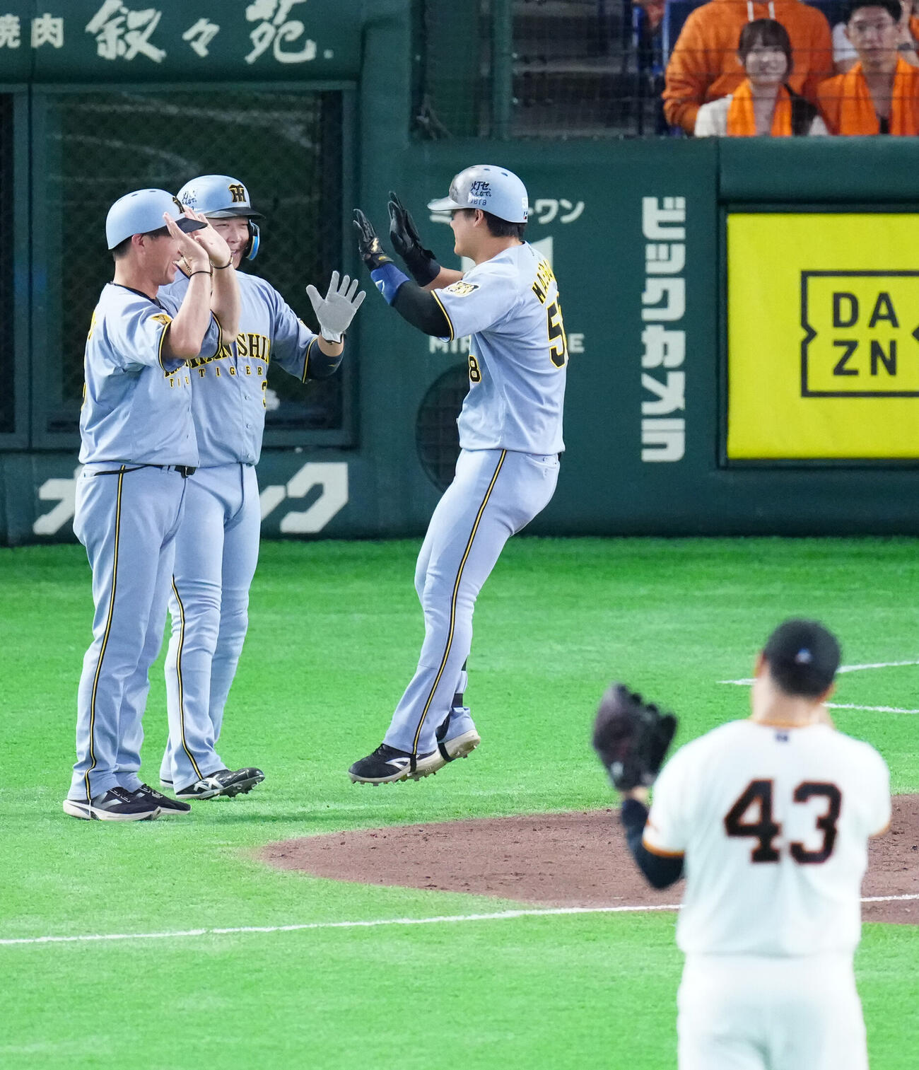 巨人対阪神　2回表阪神1死一塁、2点本塁打で生還しタッチを交わす前川右京（左から3人目）（撮影・江口和貴）
