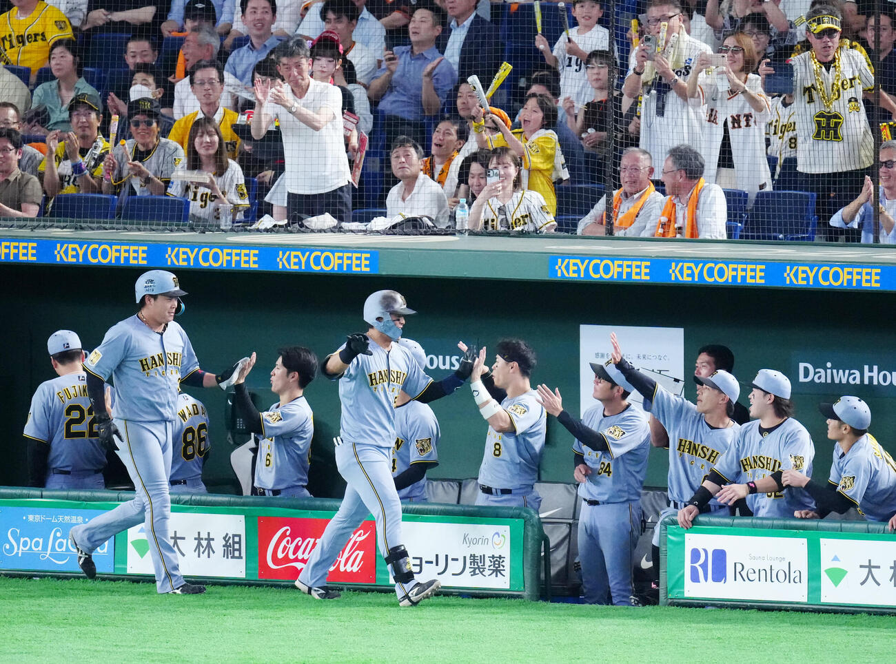 巨人対阪神　2回表阪神1死一塁、2点本塁打を放ちタッチを交わす前川右京（中央）（撮影・江口和貴）