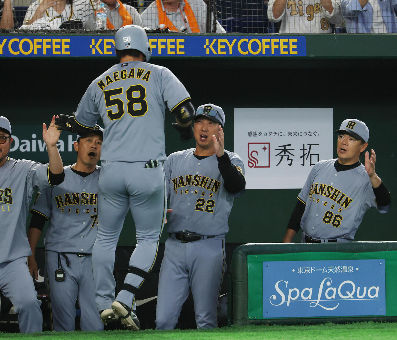 巨人対阪神　2回表阪神1死一塁、2点本塁打を放ち藤川球児監督（中央右）に出迎えられる前川右京（撮影・増田悦実）