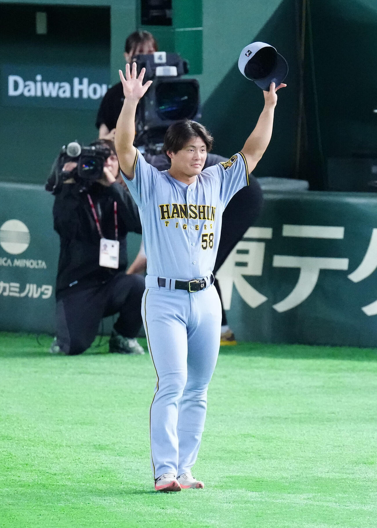 巨人対阪神　試合後、ファンにあいさつする阪神前川右京（撮影・江口和貴）