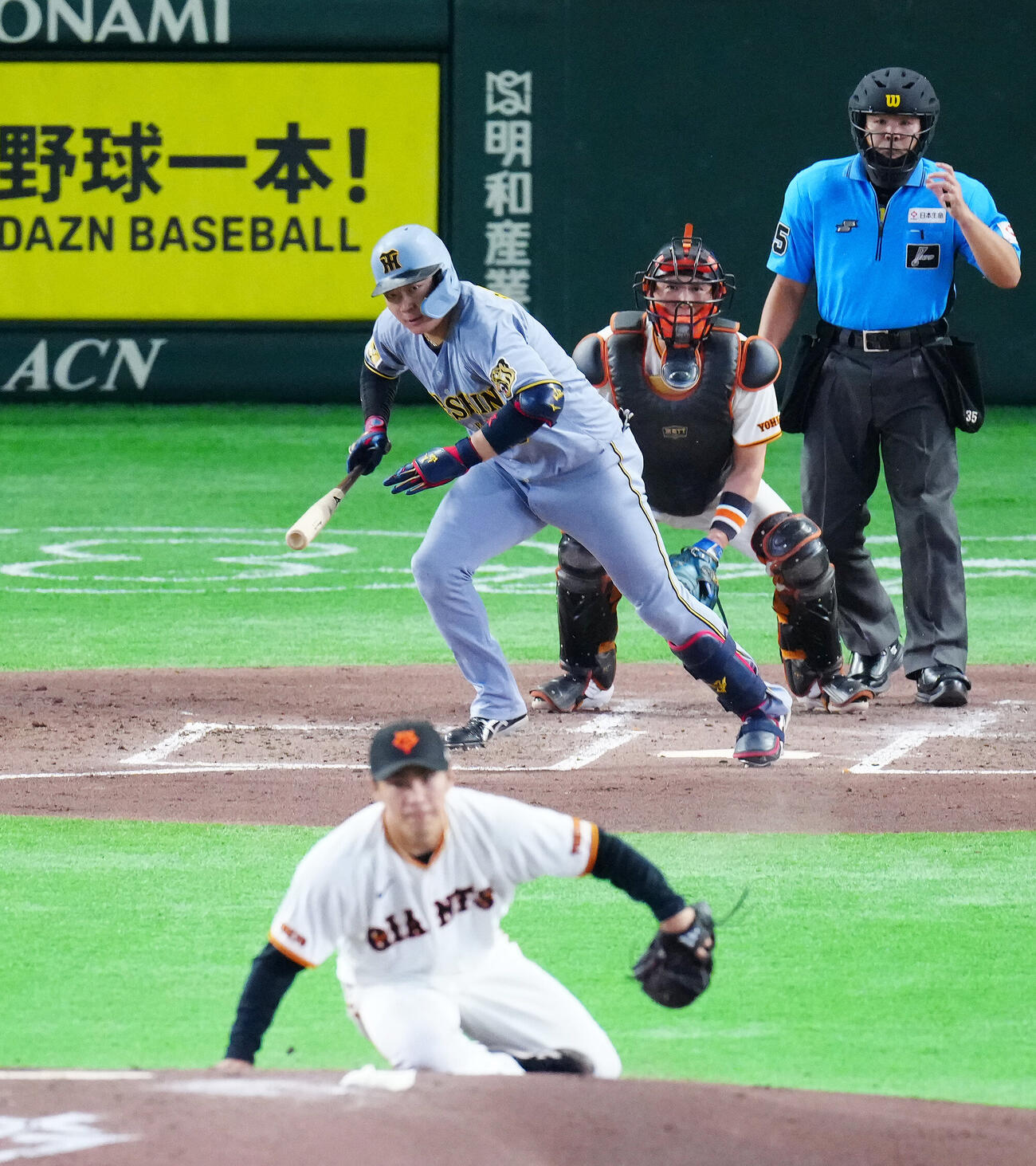 巨人対阪神　3回表阪神2死二、三塁、適時打を放つ大山悠輔。投手則本昂大（撮影・江口和貴）