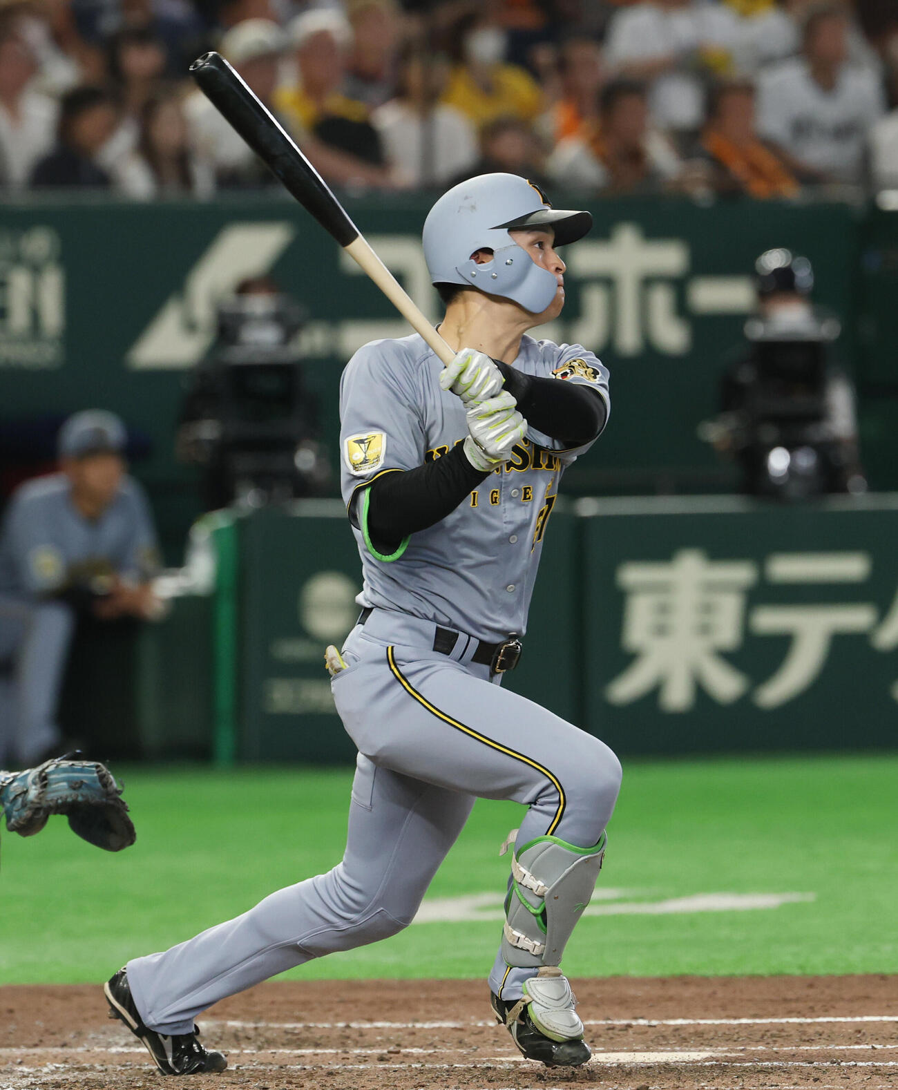 巨人対阪神　4回表阪神2死二塁、適時打を放つ高寺望夢（撮影・増田悦実）