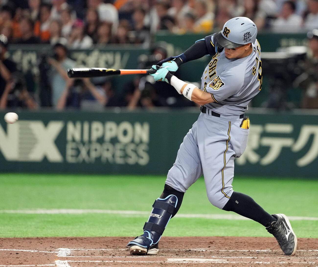 巨人対阪神　5回表阪神無死一塁、右翼線に二塁安打を放つ佐藤輝明（撮影・たえ見朱実）