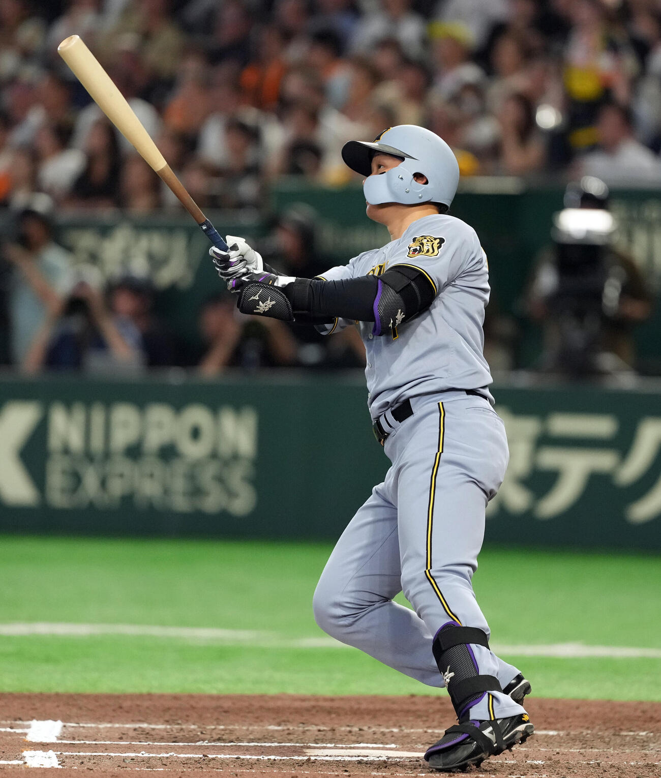 巨人対阪神　6回表阪神2死一塁、2点本塁打を放つ森下翔太（撮影・たえ見朱実）