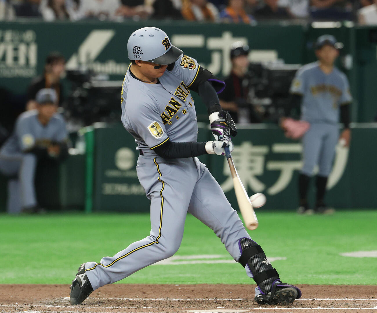巨人対阪神　6回表阪神2死一塁、2点本塁打を放つ森下翔太（撮影・増田悦実）