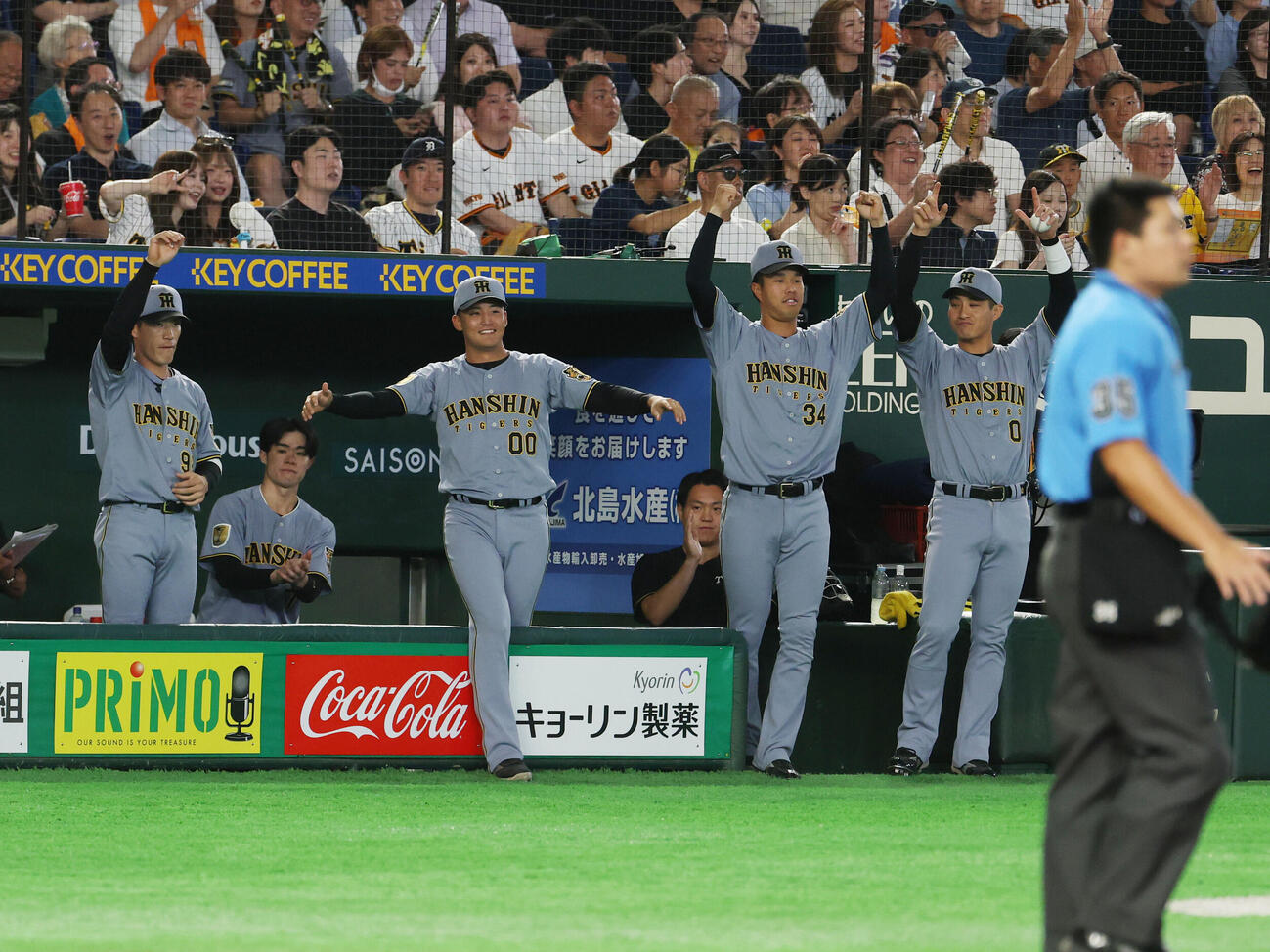 巨人対阪神　3回表阪神2死二、三塁、大山悠輔の適時打に喜ぶ阪神ナイン（撮影・増田悦実）