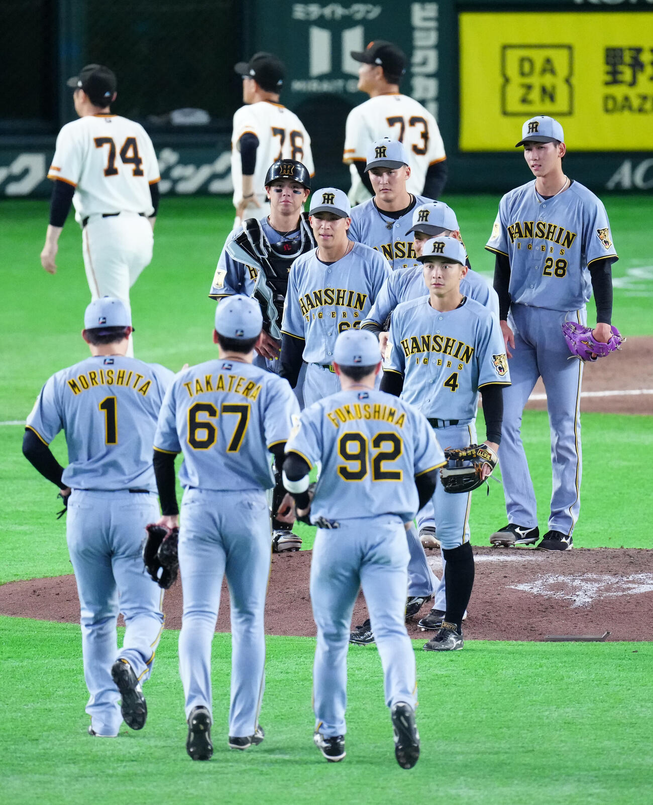 巨人対阪神　試合後、勝利のタッチを交わす今朝丸裕喜（右端）ら阪神の選手たち（撮影・江口和貴）