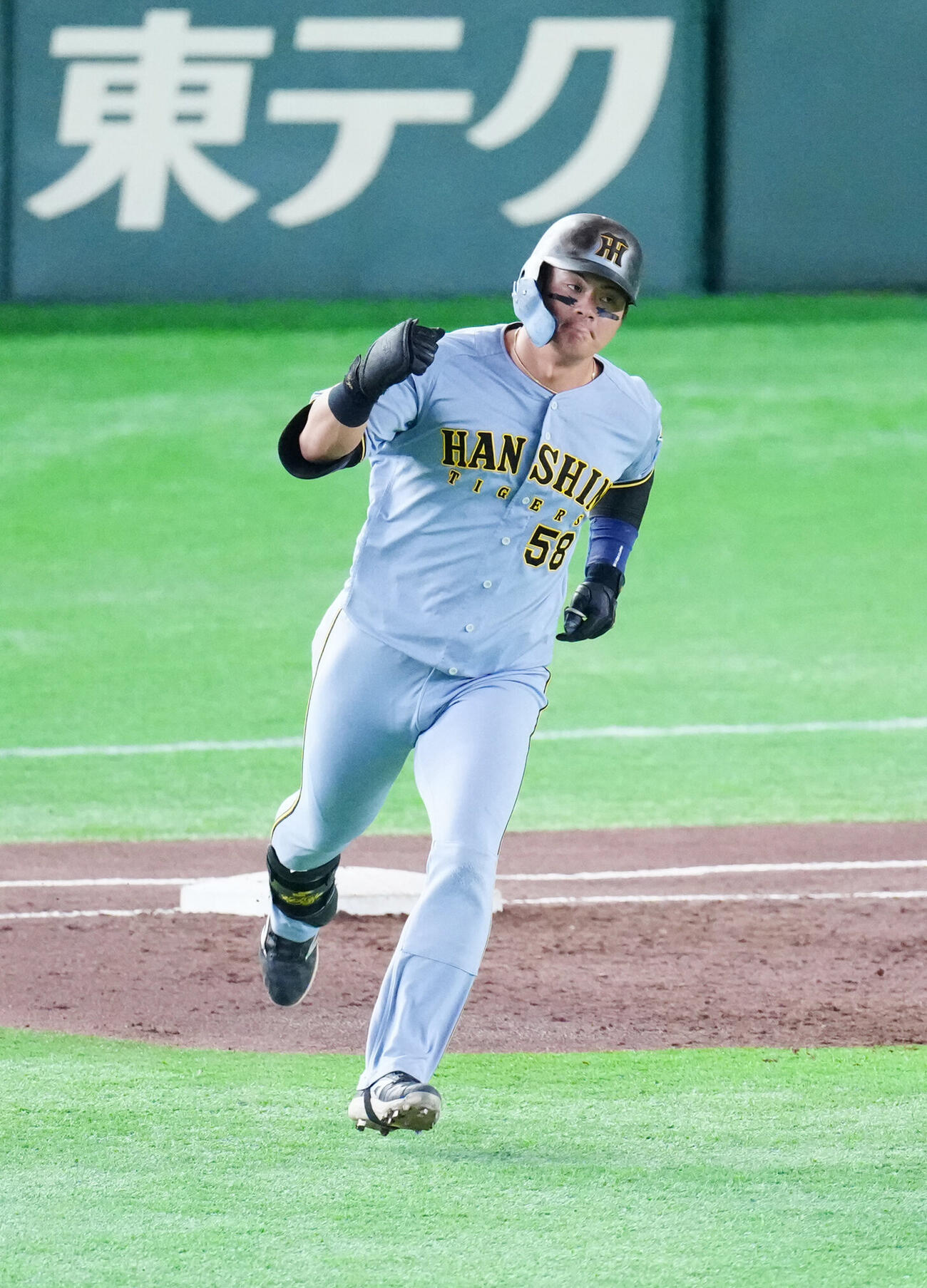 巨人対阪神　2回表阪神1死一塁、2点本塁打を放ちガッツポーズを見せる前川右京（撮影・江口和貴）