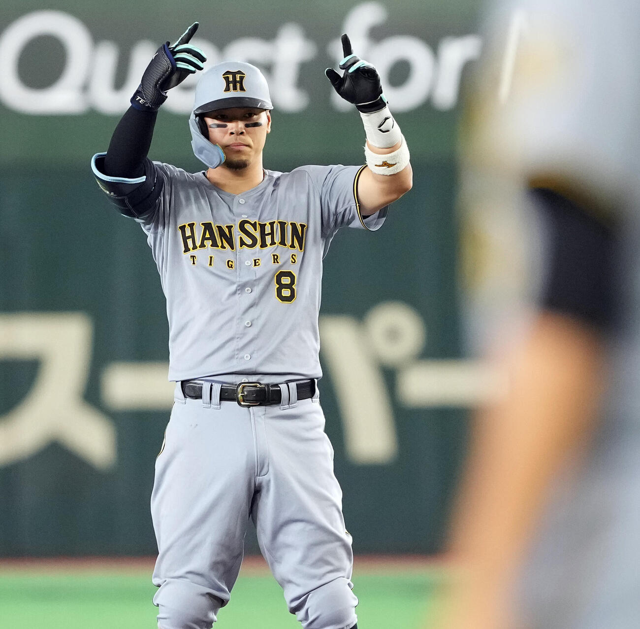 巨人対阪神　3回表阪神2死一、二塁、中越えに適時打を放ちポーズを決める佐藤輝明（撮影・たえ見朱実）