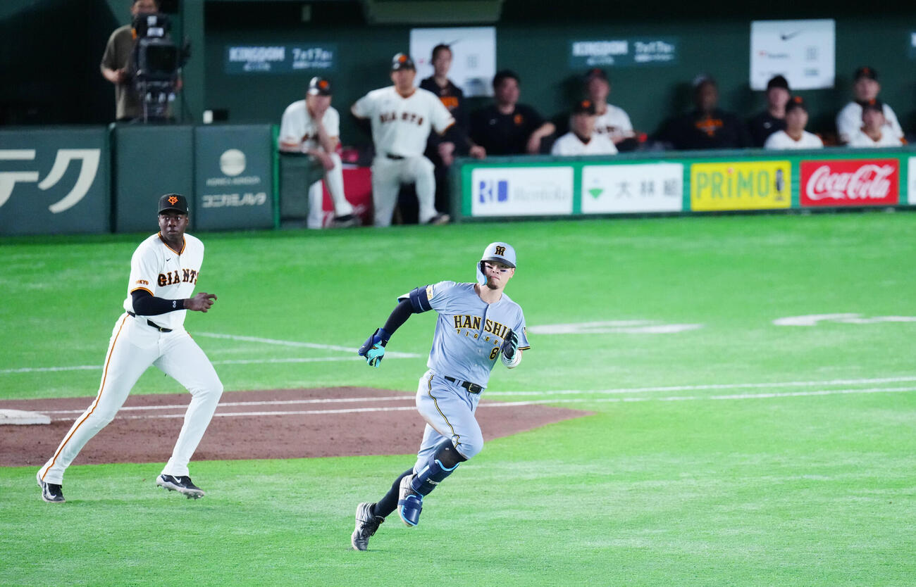 巨人対阪神　3回表阪神2死一、二塁、適時二塁打で二塁へ向かう佐藤輝明（右）（撮影・江口和貴）
