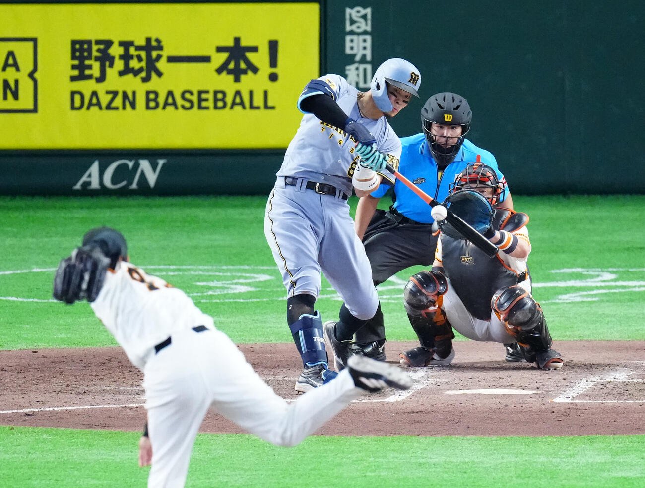 巨人対阪神　5回表阪神無死一塁二塁打を放つ佐藤輝明。投手則本昂大（撮影・江口和貴）