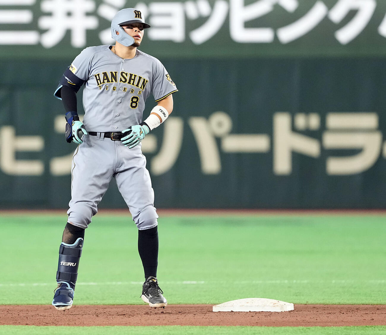 巨人対阪神　5回表阪神無死一塁、右翼線に二塁安打を放った佐藤輝明（撮影・たえ見朱実）