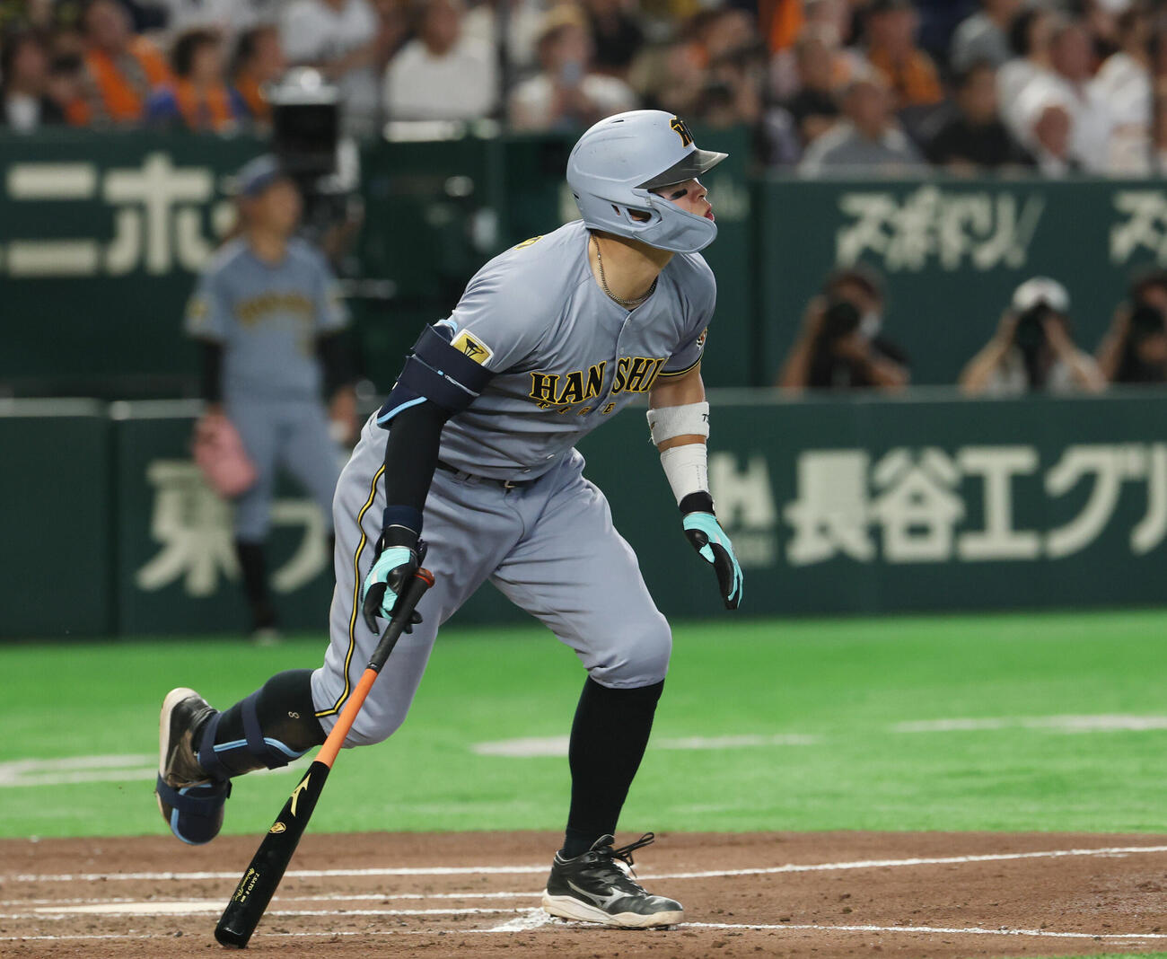 巨人対阪神　3回表阪神2死一、二塁、適時二塁打を放つ佐藤輝明（撮影・増田悦実）
