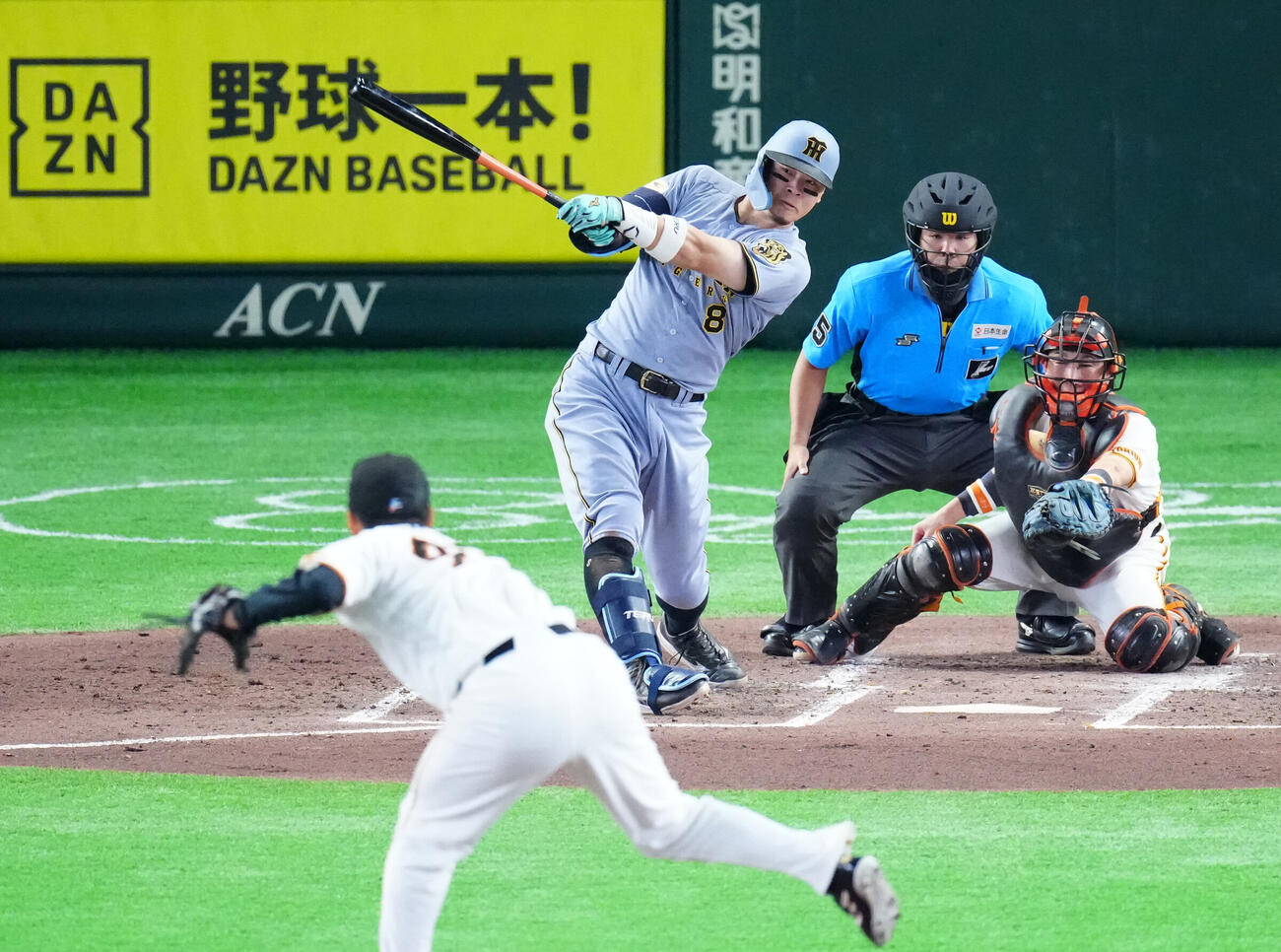 巨人対阪神　3回表阪神2死一、二塁、適時二塁打を放つ佐藤輝明。投手則本昂大（撮影・江口和貴）